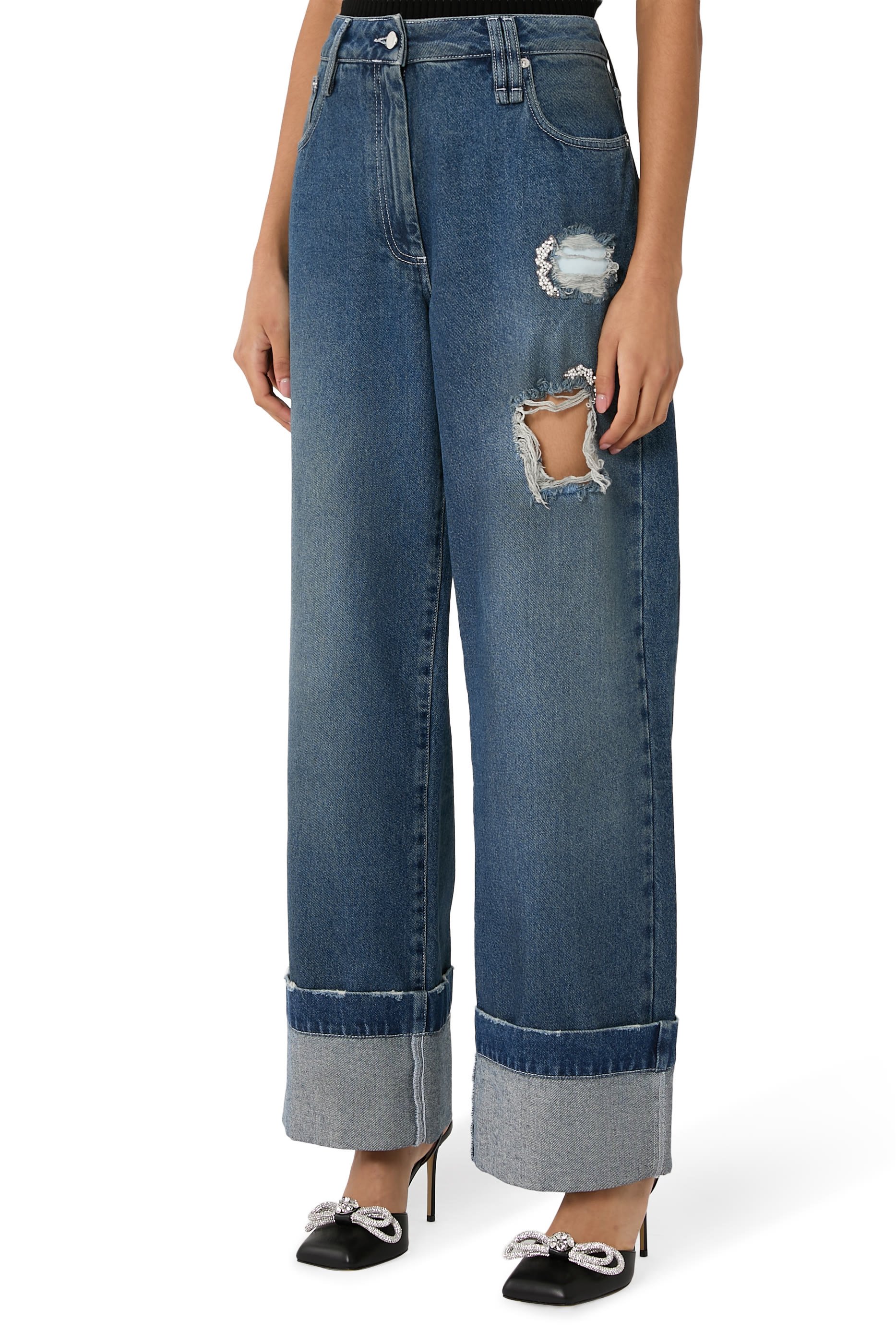 بنطال جينز بقصة ساق مستقيمة وتطريزات