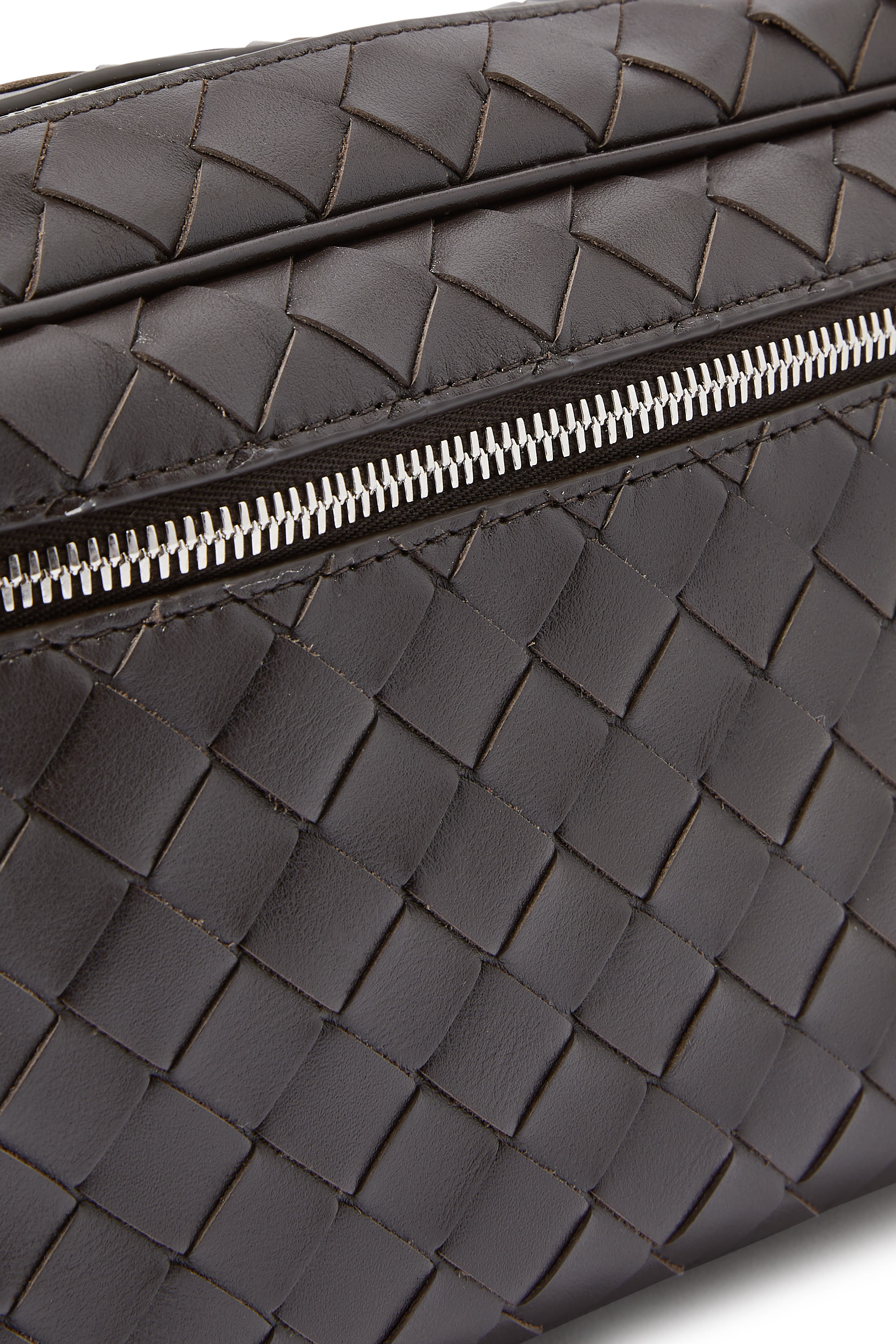 حقيبة صغيرة بتصميم مجدول بحمالة معصم