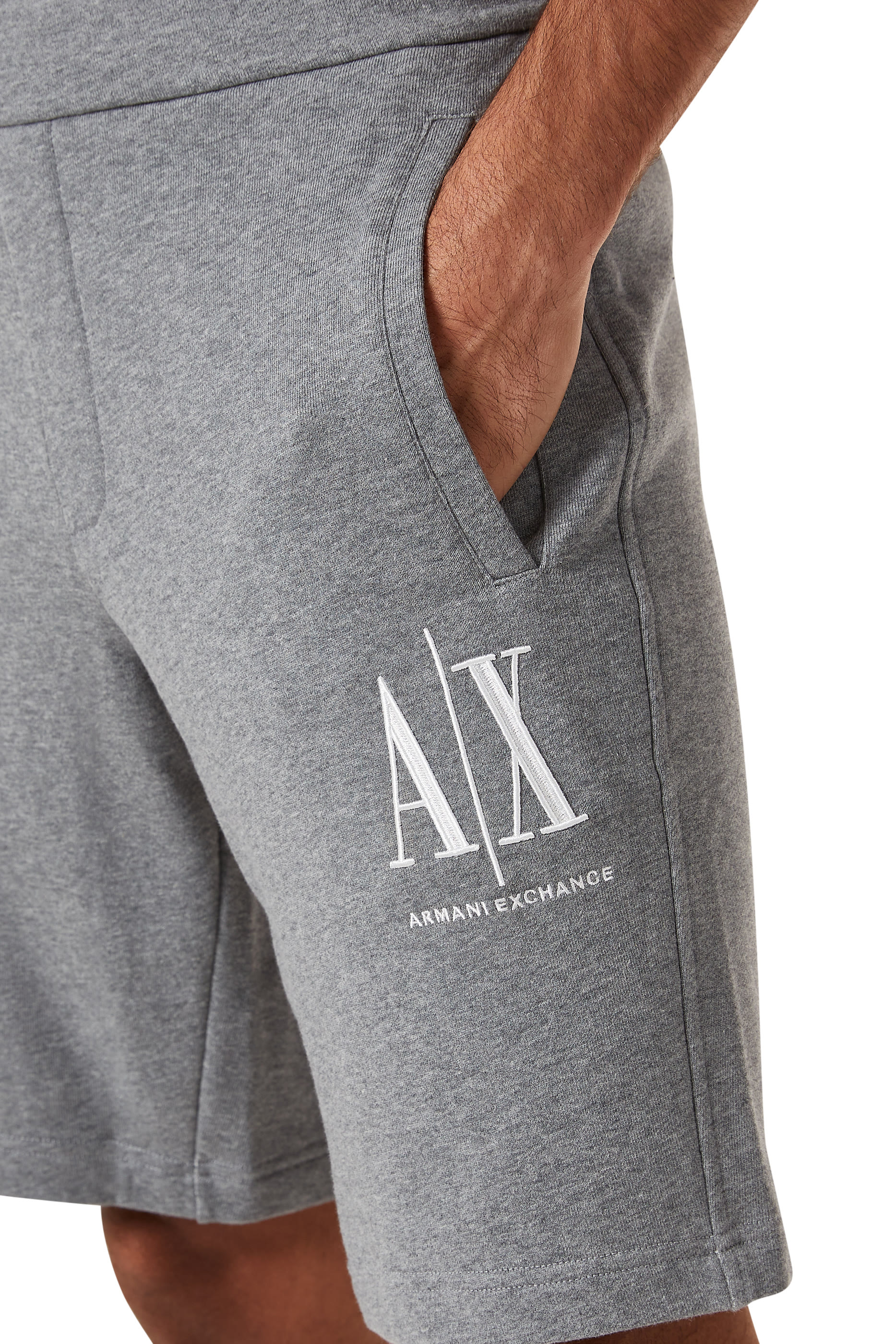 شورت قطن بتطريز شعار الماركة