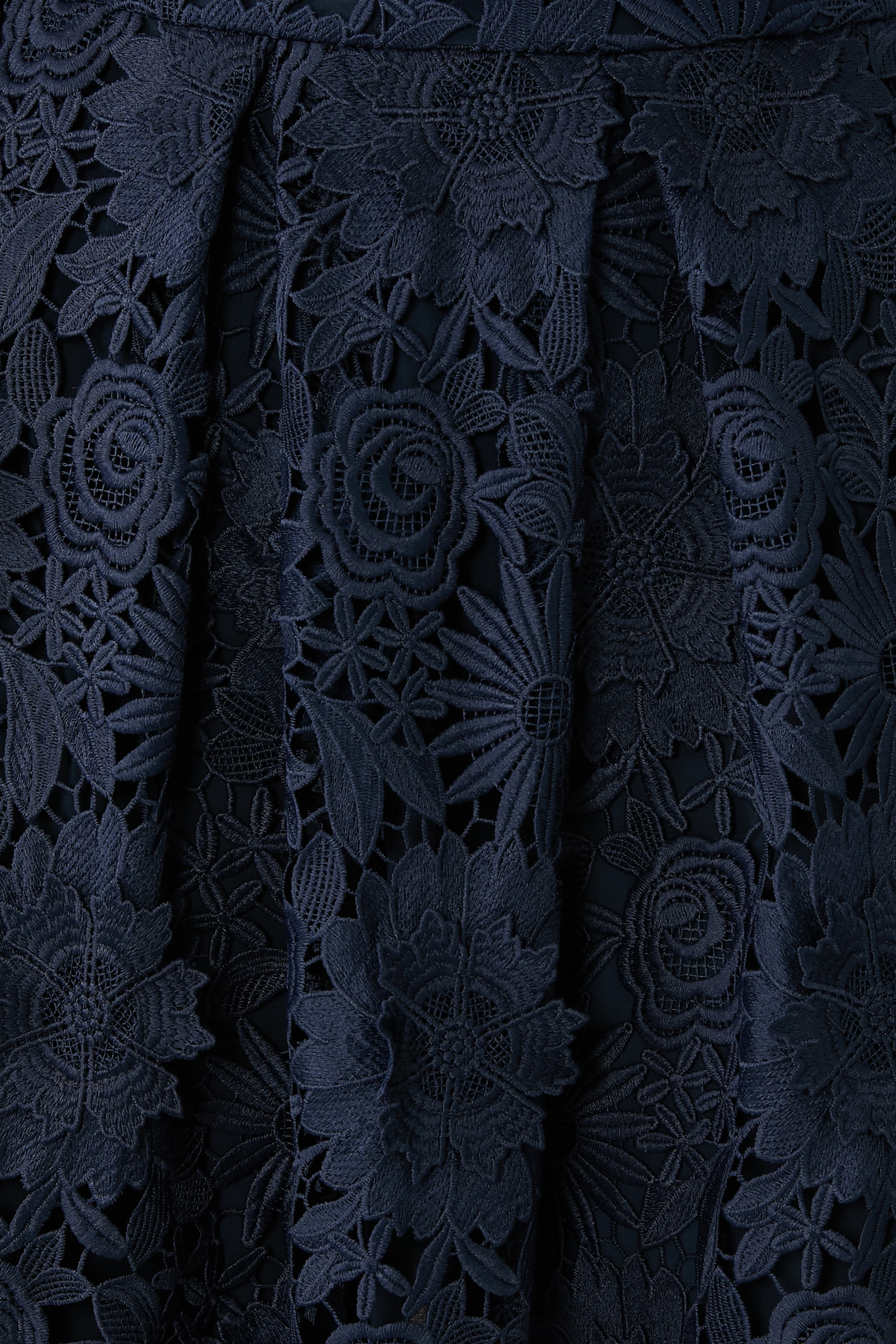 تنورة متوسطة الطول دانتيل بزهور بارزة الملمس