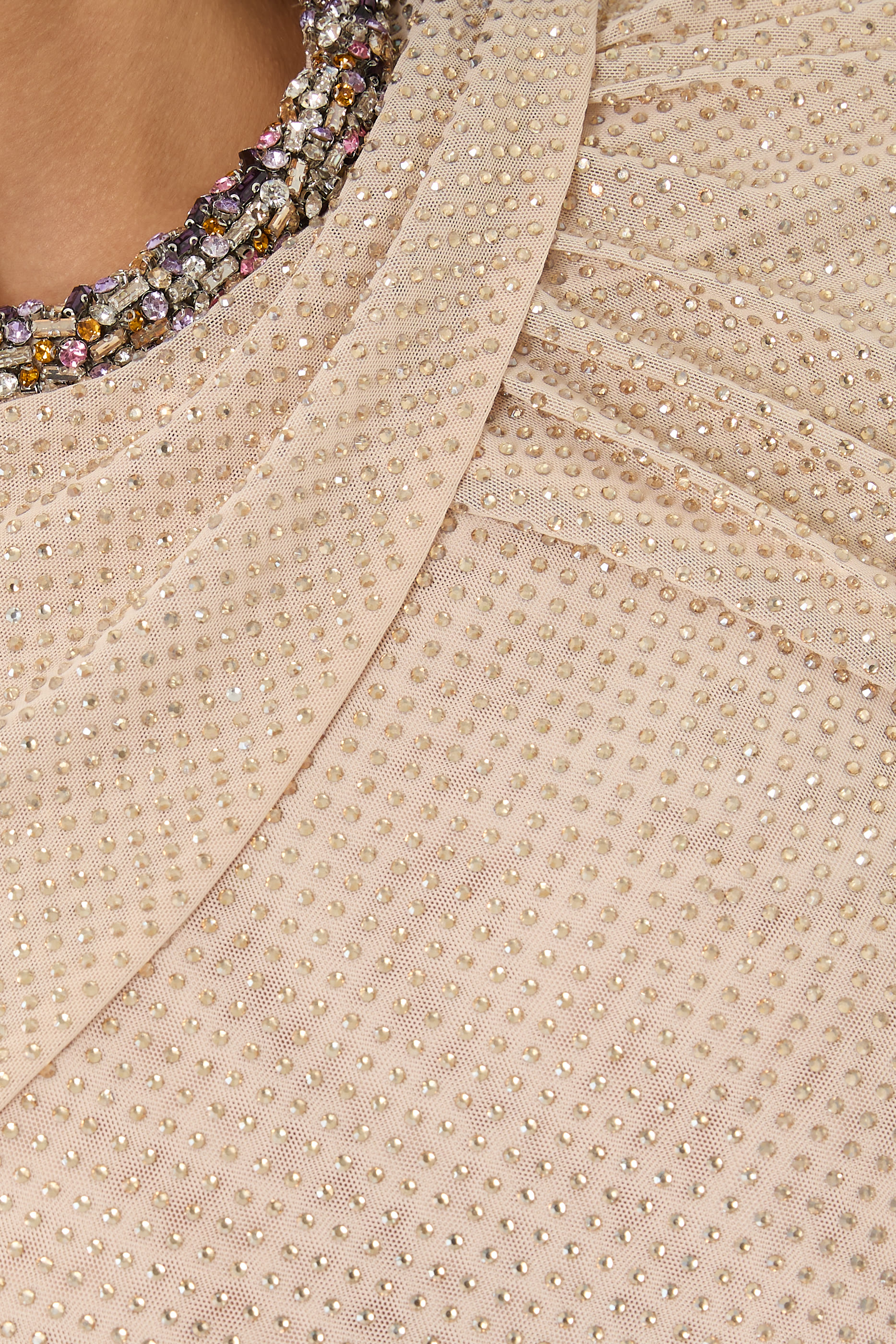 فستان طويل مرصع بأحجار الراين