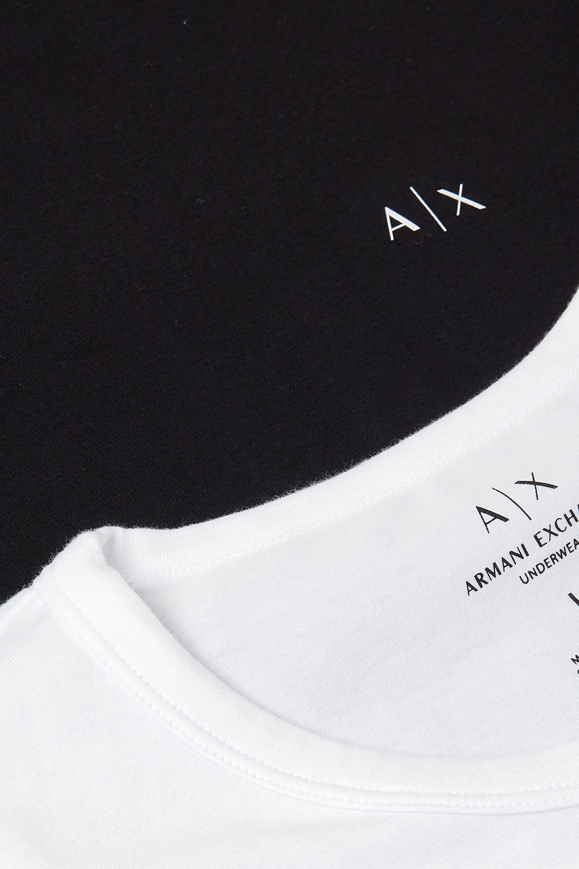 طقم تيشيرت بياقة مستديرة وطبعة شعار الماركة 