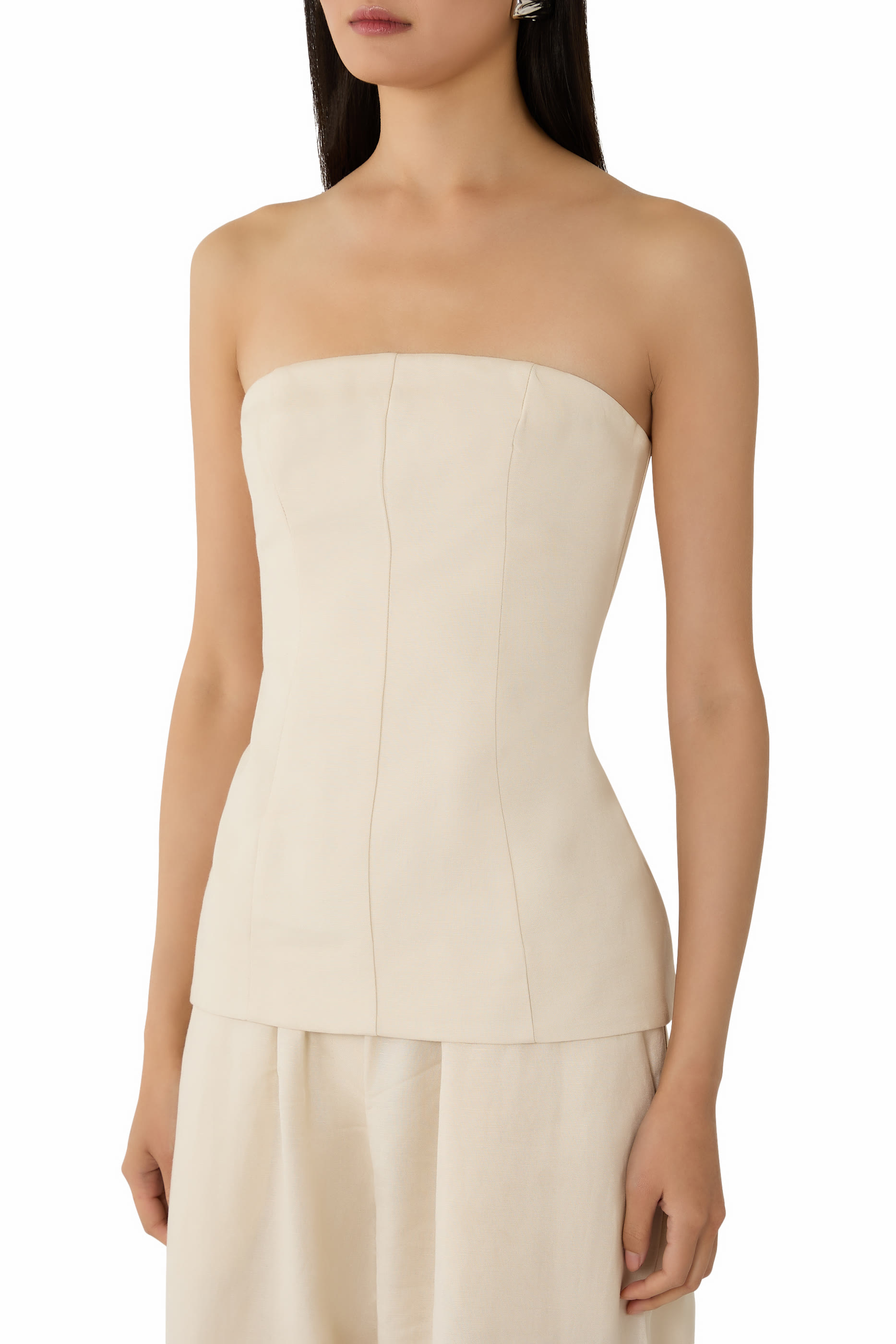 بلوزة جيجي بتصميم مشد بلا أكمام