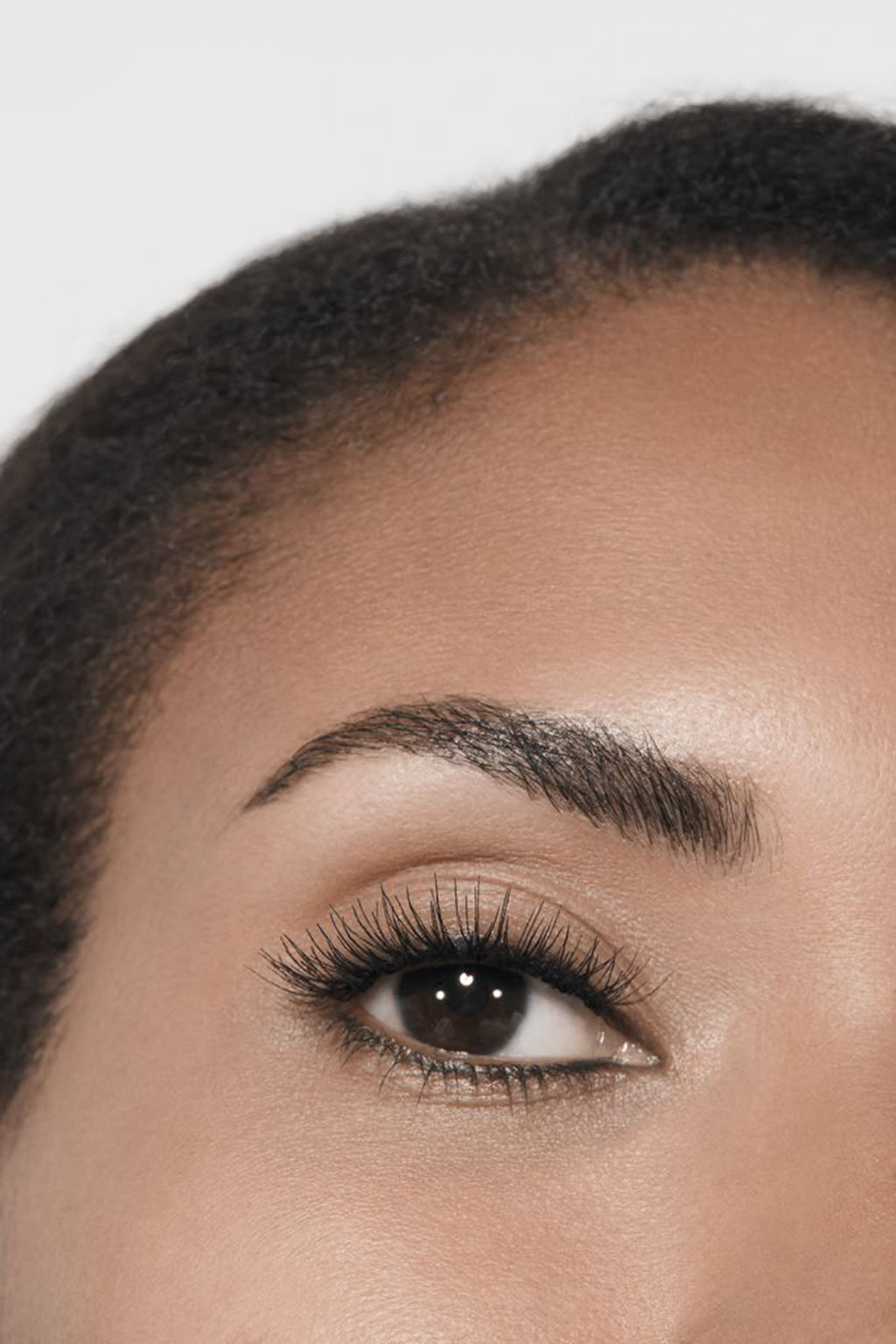 بلسم مرطّب للشفاه بلمسة لونية مشرقة وصحية. LES BEIGES BAUME &Agrave; L&Egrave;VRES