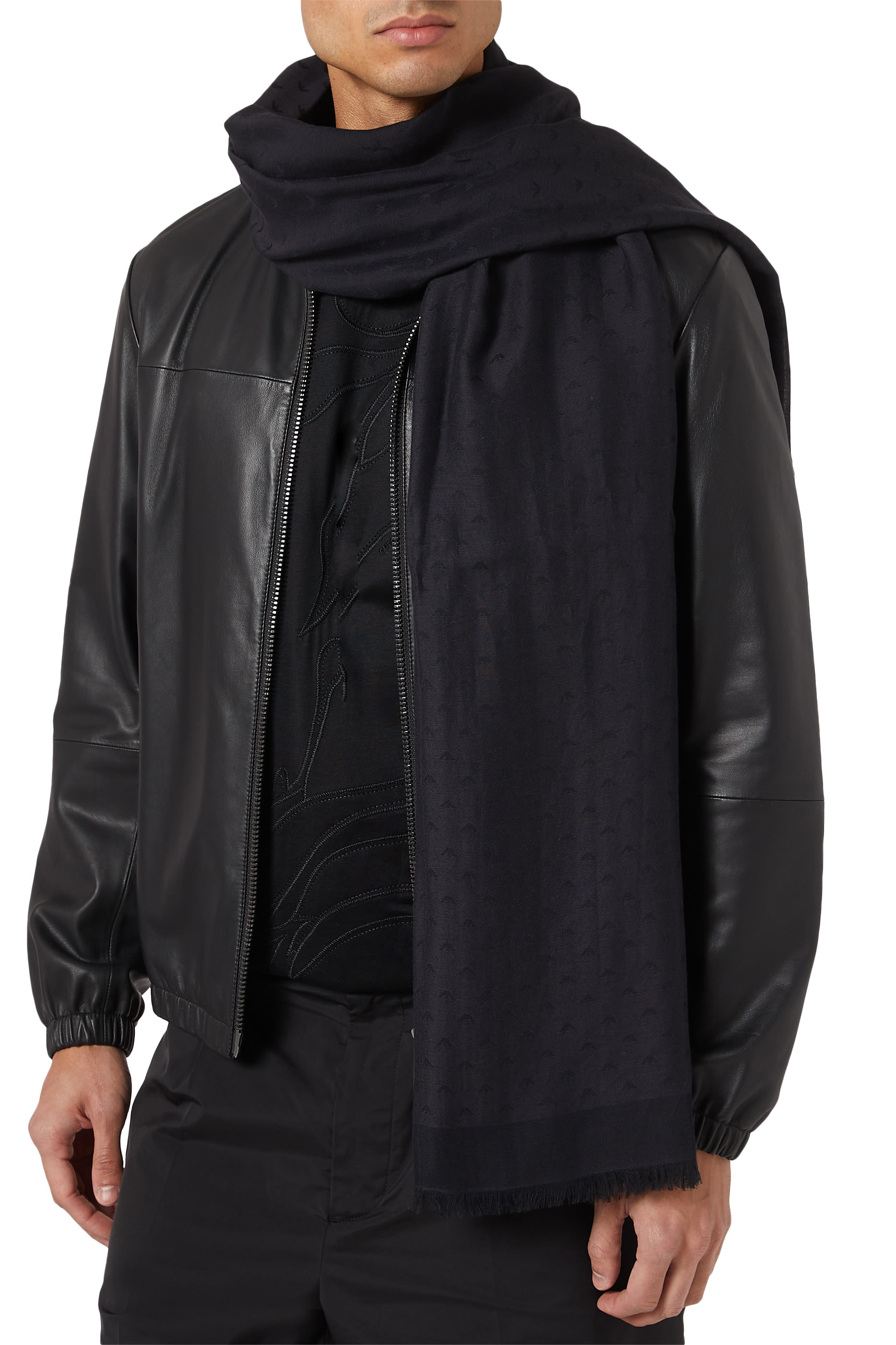 وشاح مزين كليا بشعار الماركة