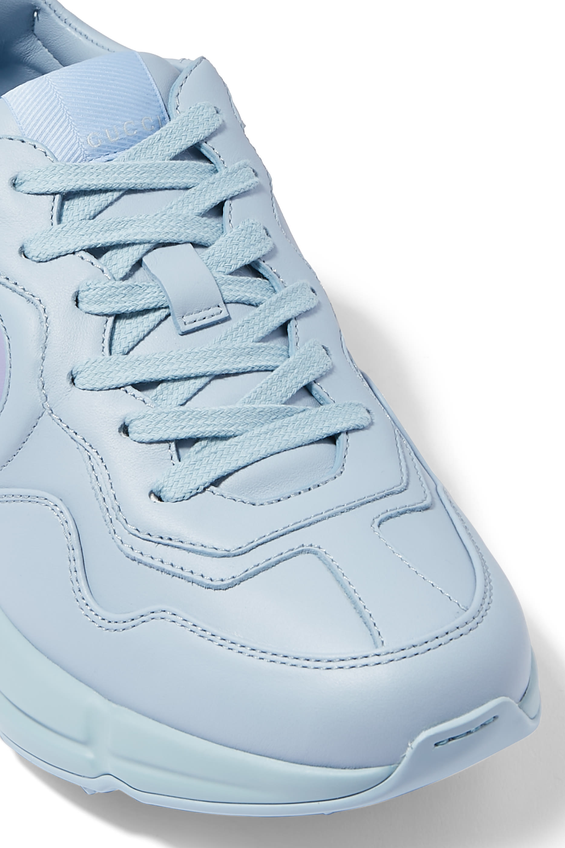 سنيكرز ريتون بنقشة حرفي شعار الماركة بتصميم متداخل