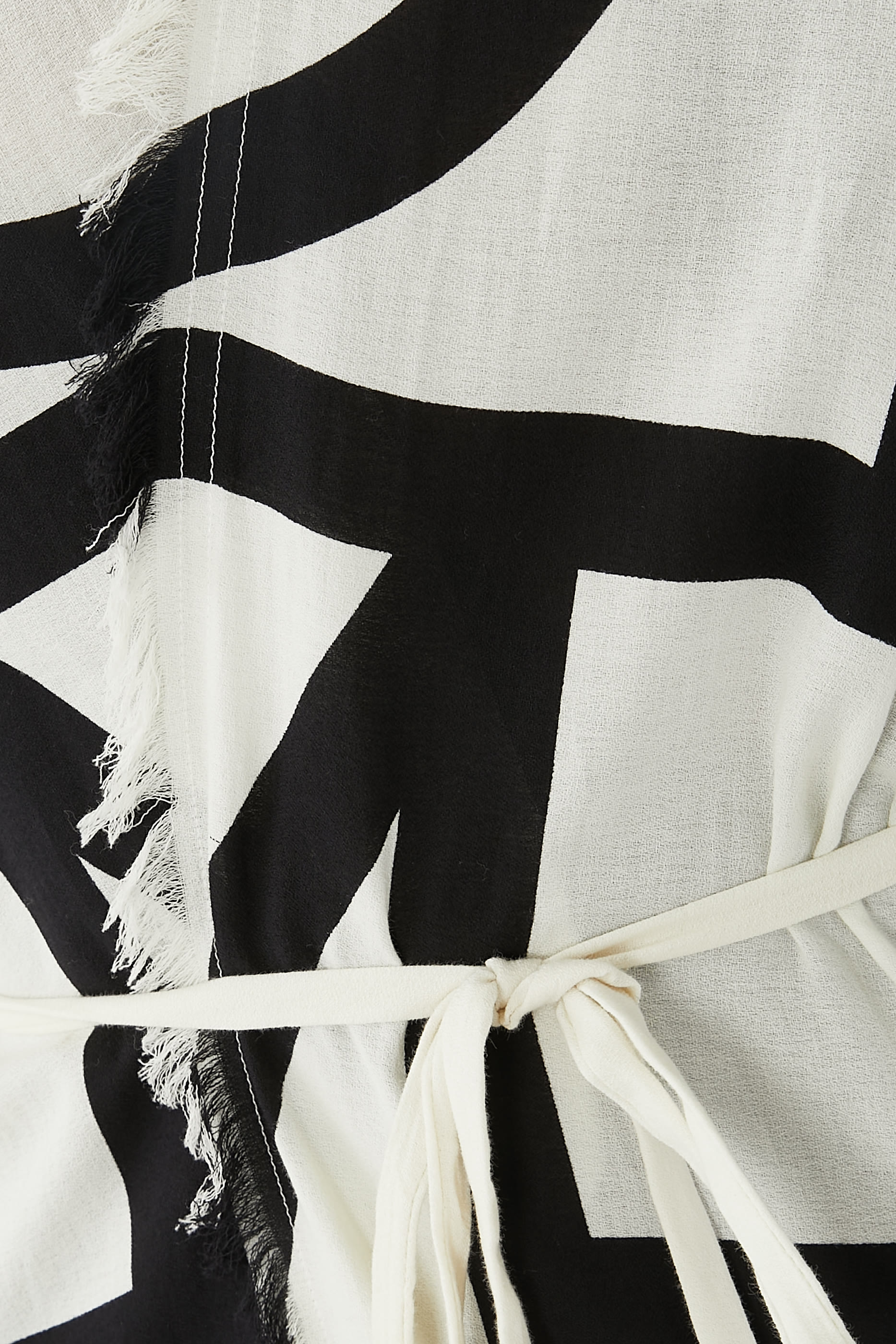 فستان بتصميم ملفوف وحروف شعار الماركة