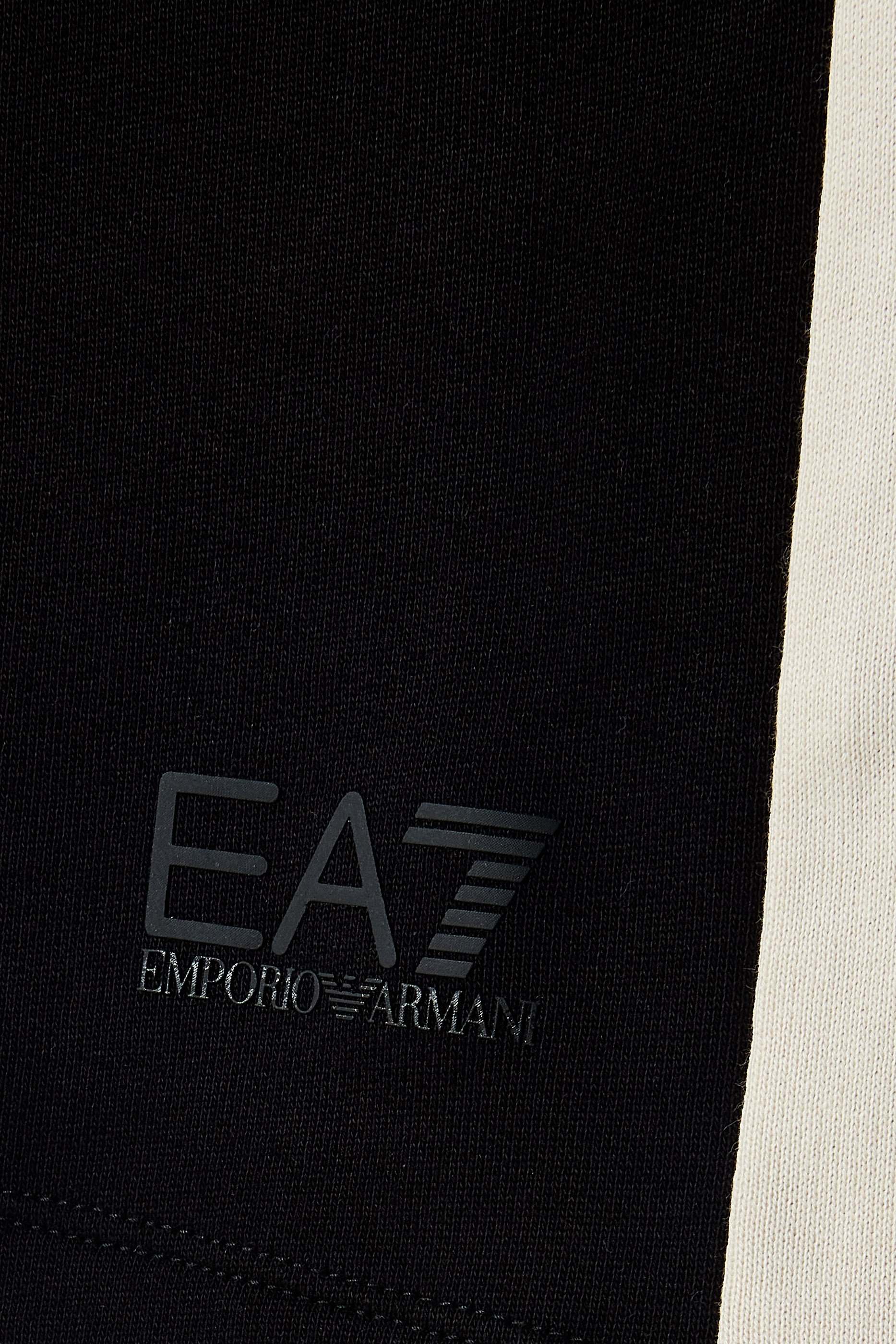 شورت بشعار الماركة للأطفال