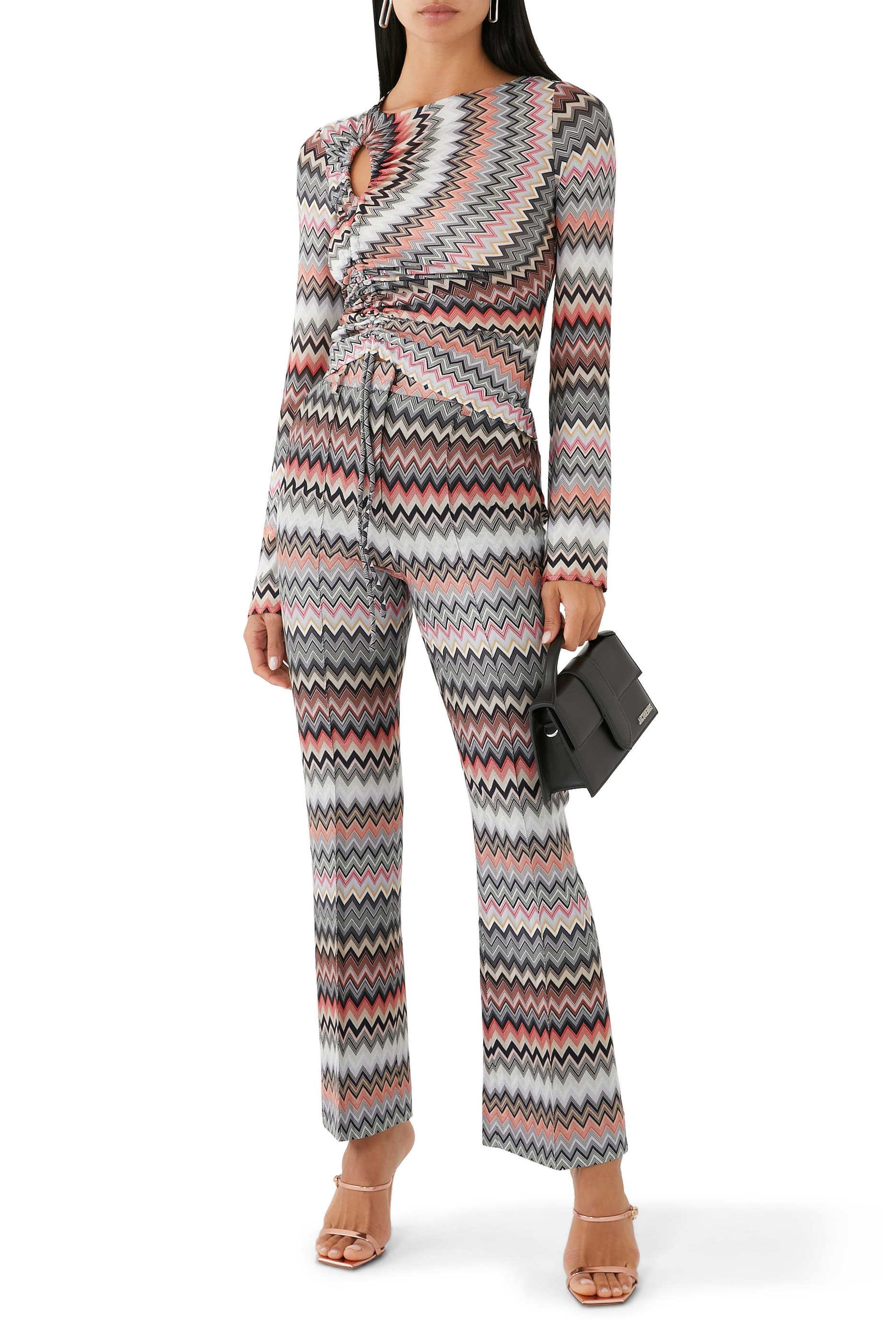 بلوزة رايتشل بفتحة ونقشة خطوط متعرجة