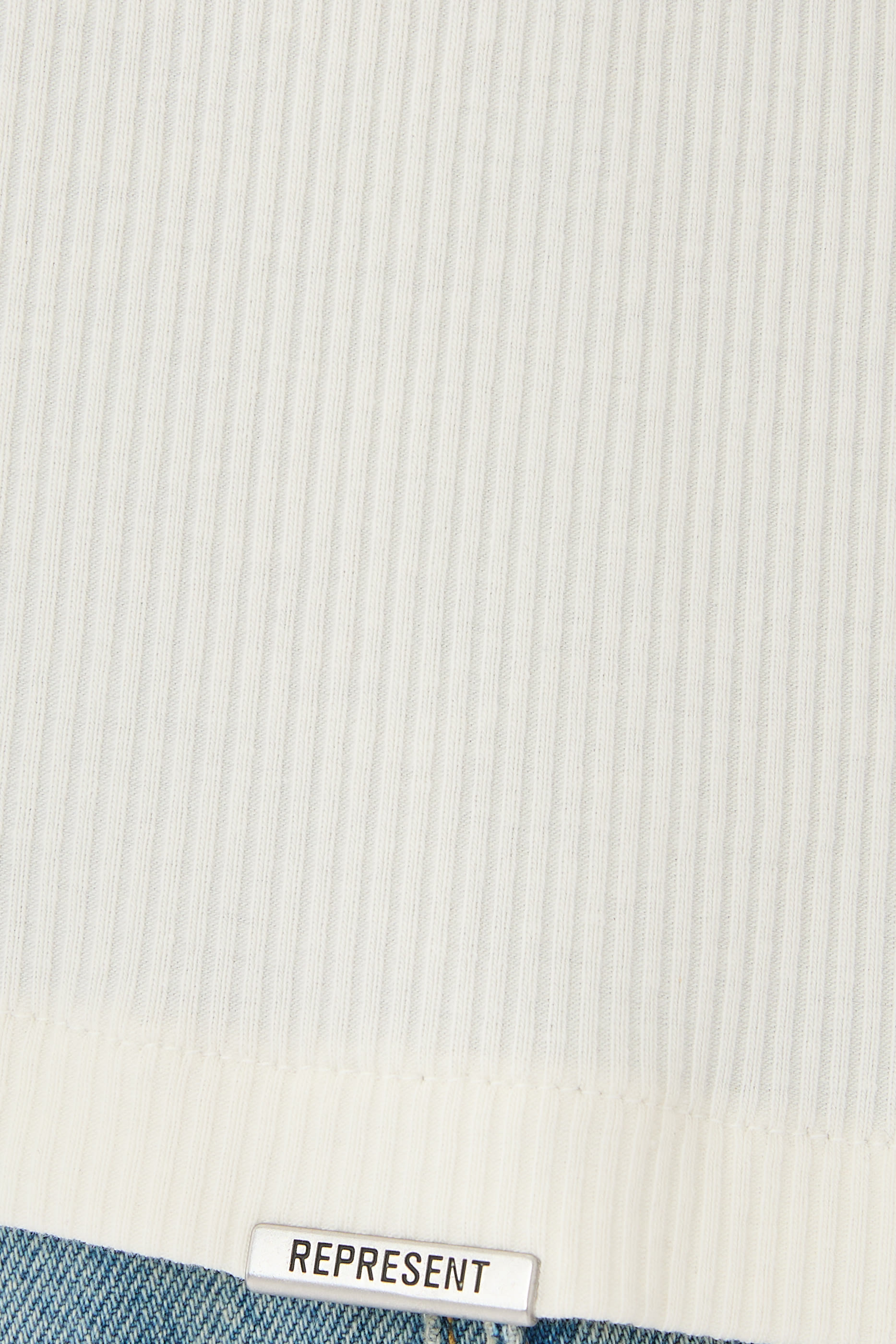 بلوزة إنيشال بلا أكمام نسيج مضلع