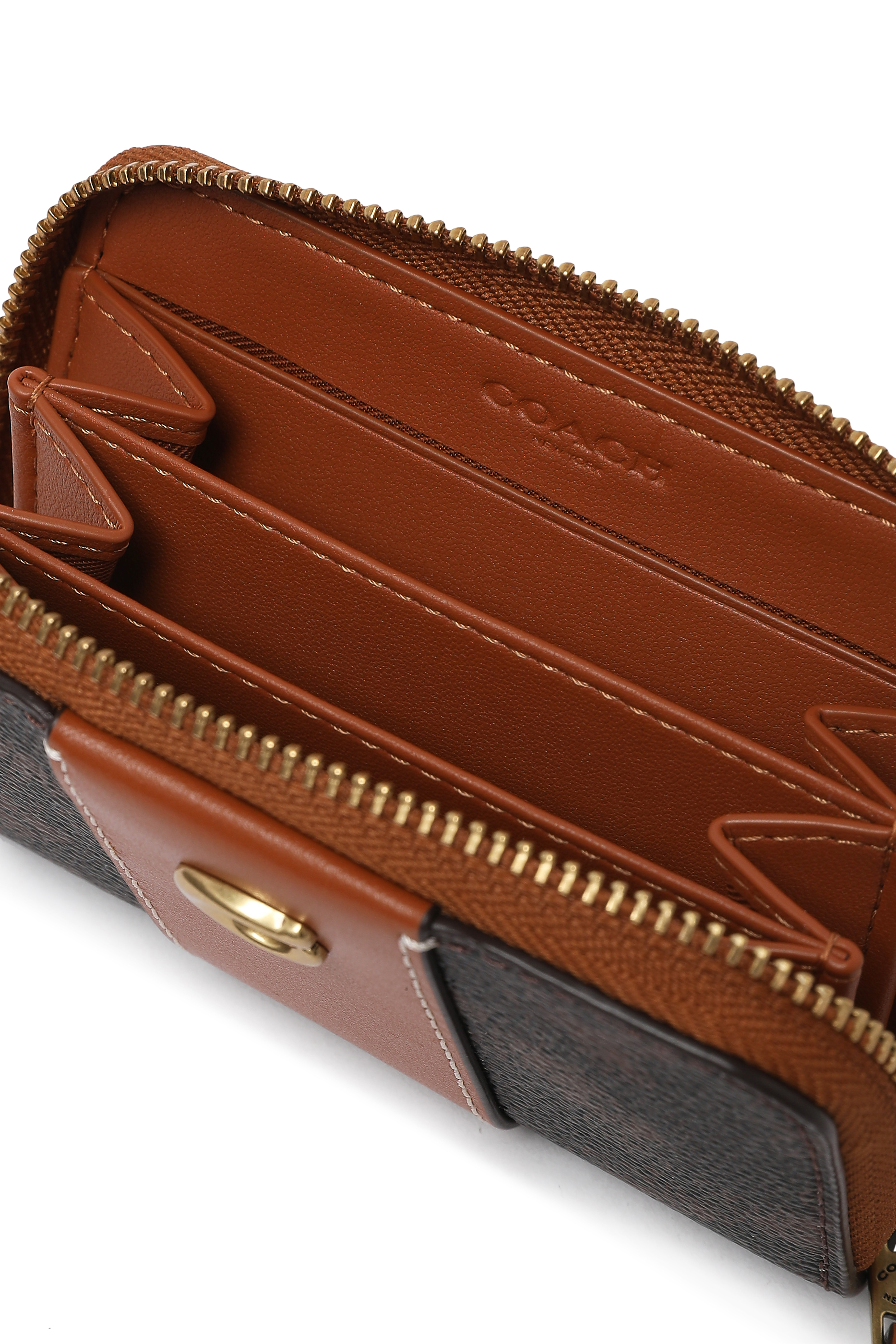 حافظة بطاقات اسينشال صغيرة بسحّاب محيط