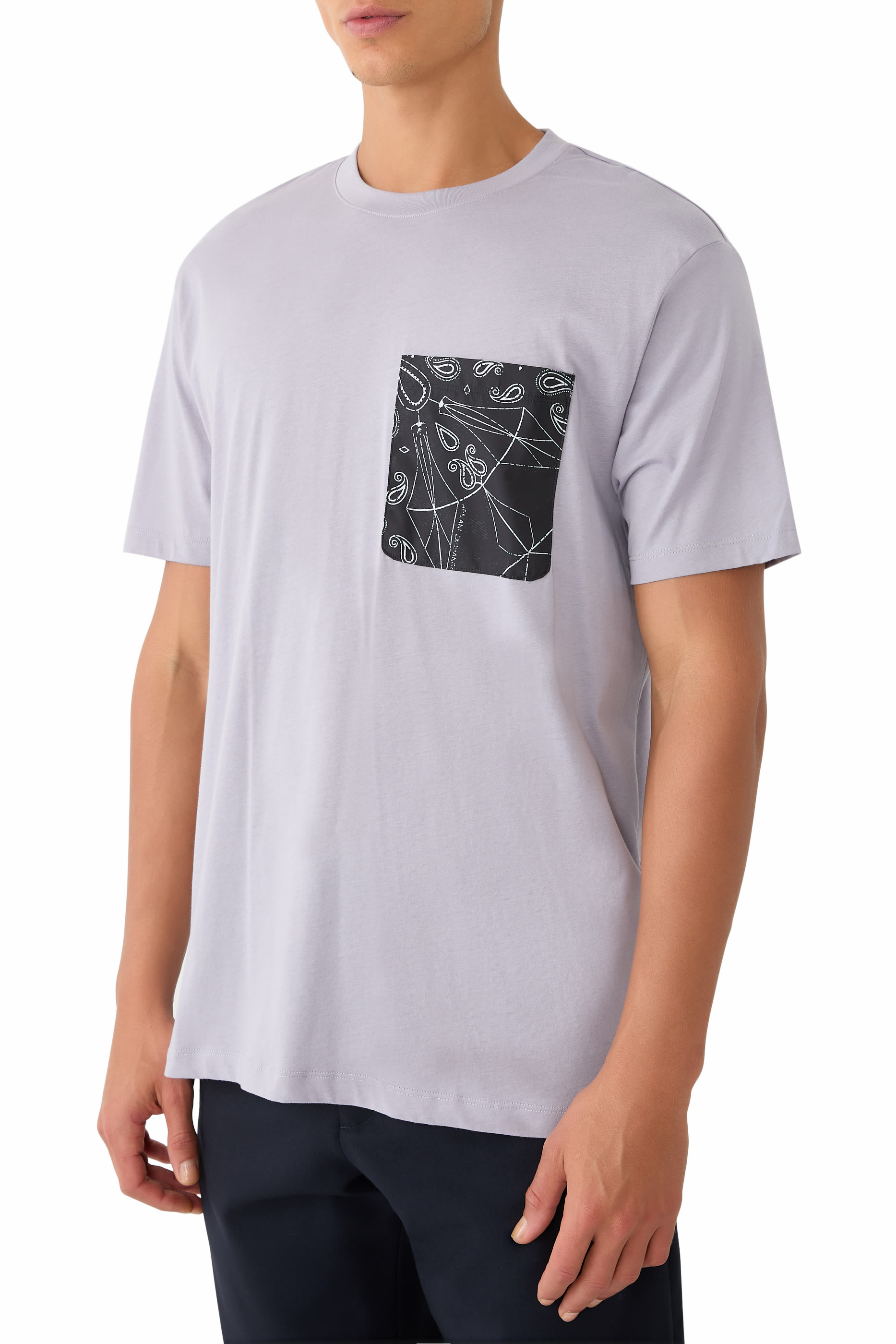 تيشيرت بجيب مزين بنقشة