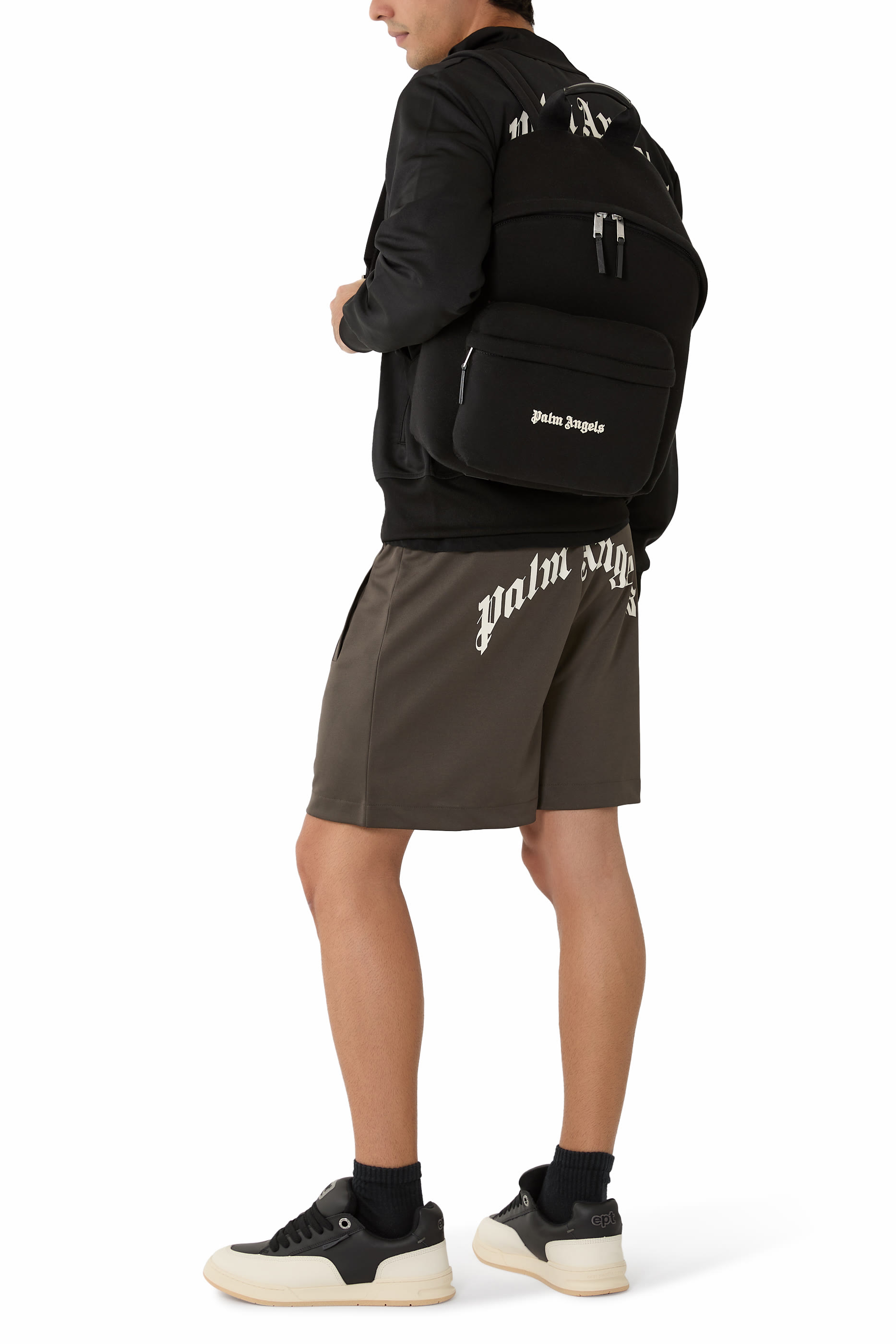 شورت رياضي بشعار الماركة منحني على الظهر