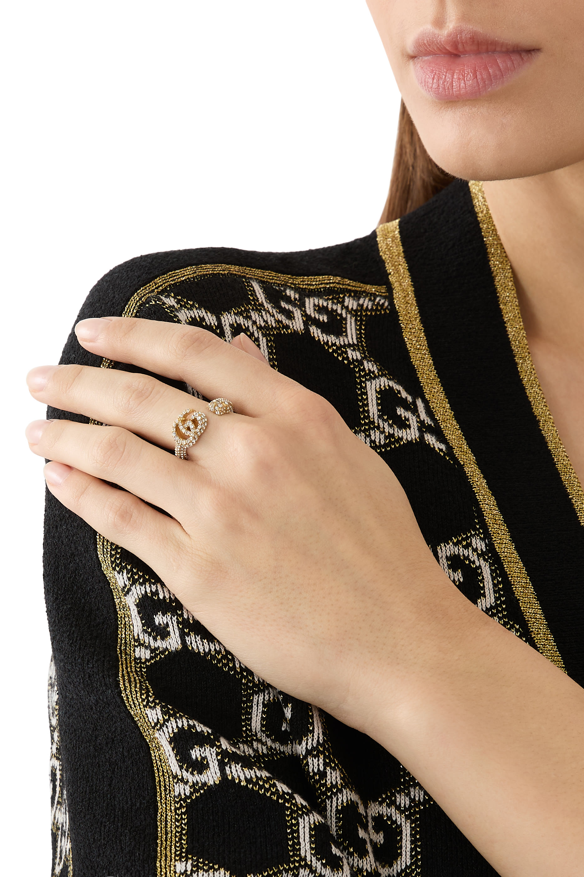 خاتم مرصع بكريستال ومزين بشعار الماركة مزدوج بتصميم متداخل