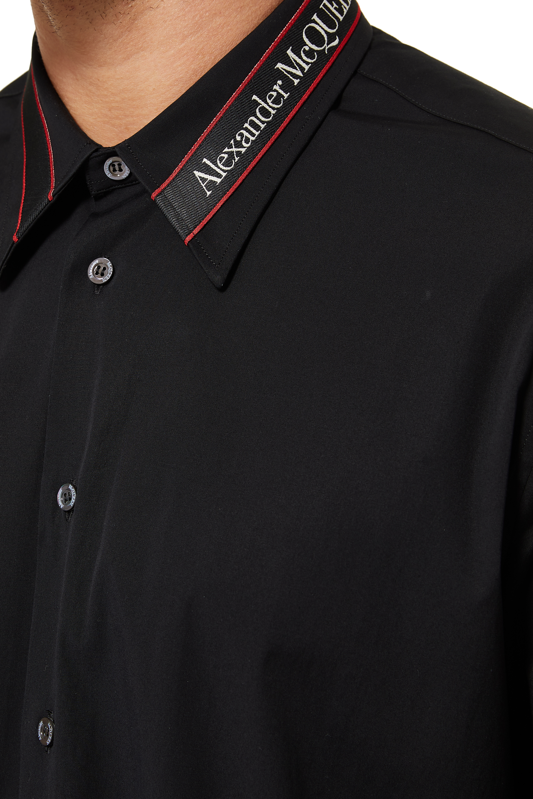 قميص بياقة بشعار الماركة