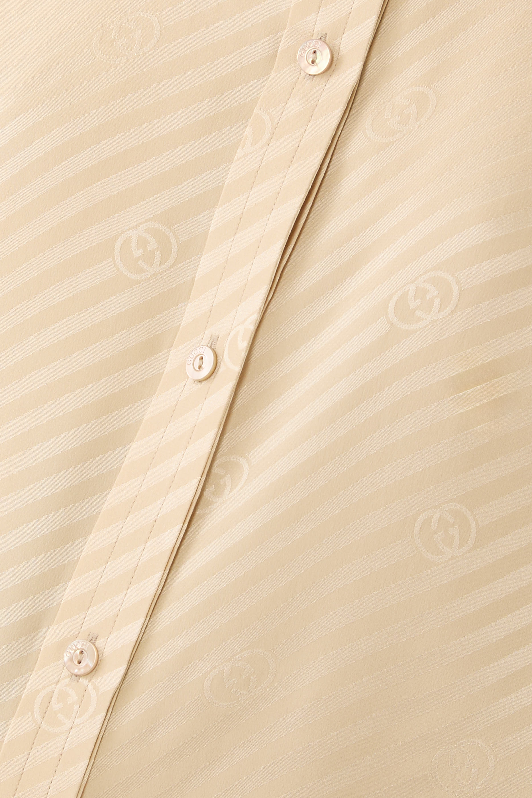 قميص حرير بنقشة خطوط مائلة وحرفي شعار الماركة جاكار