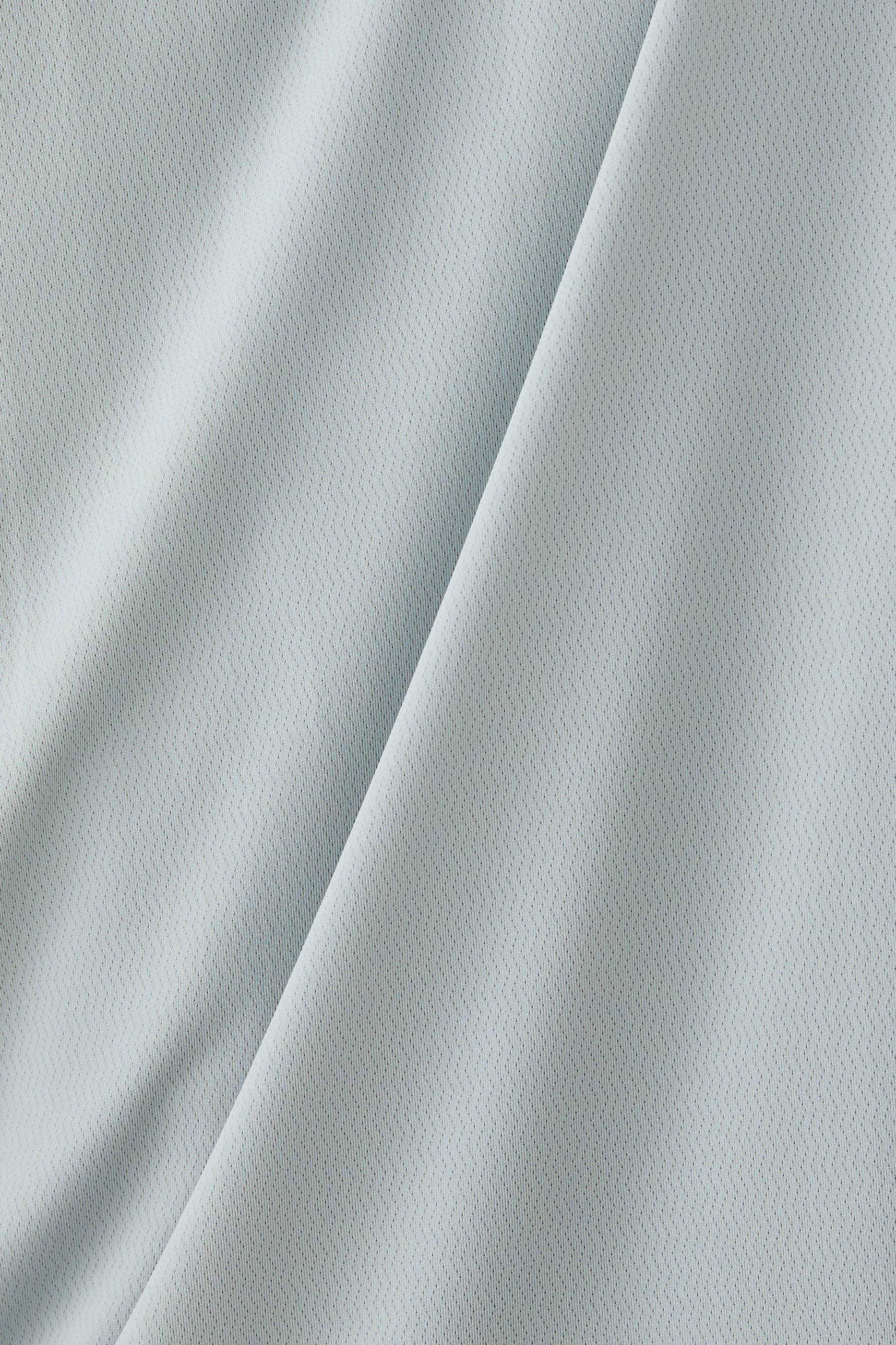 تيشيرت أي إي آر أو