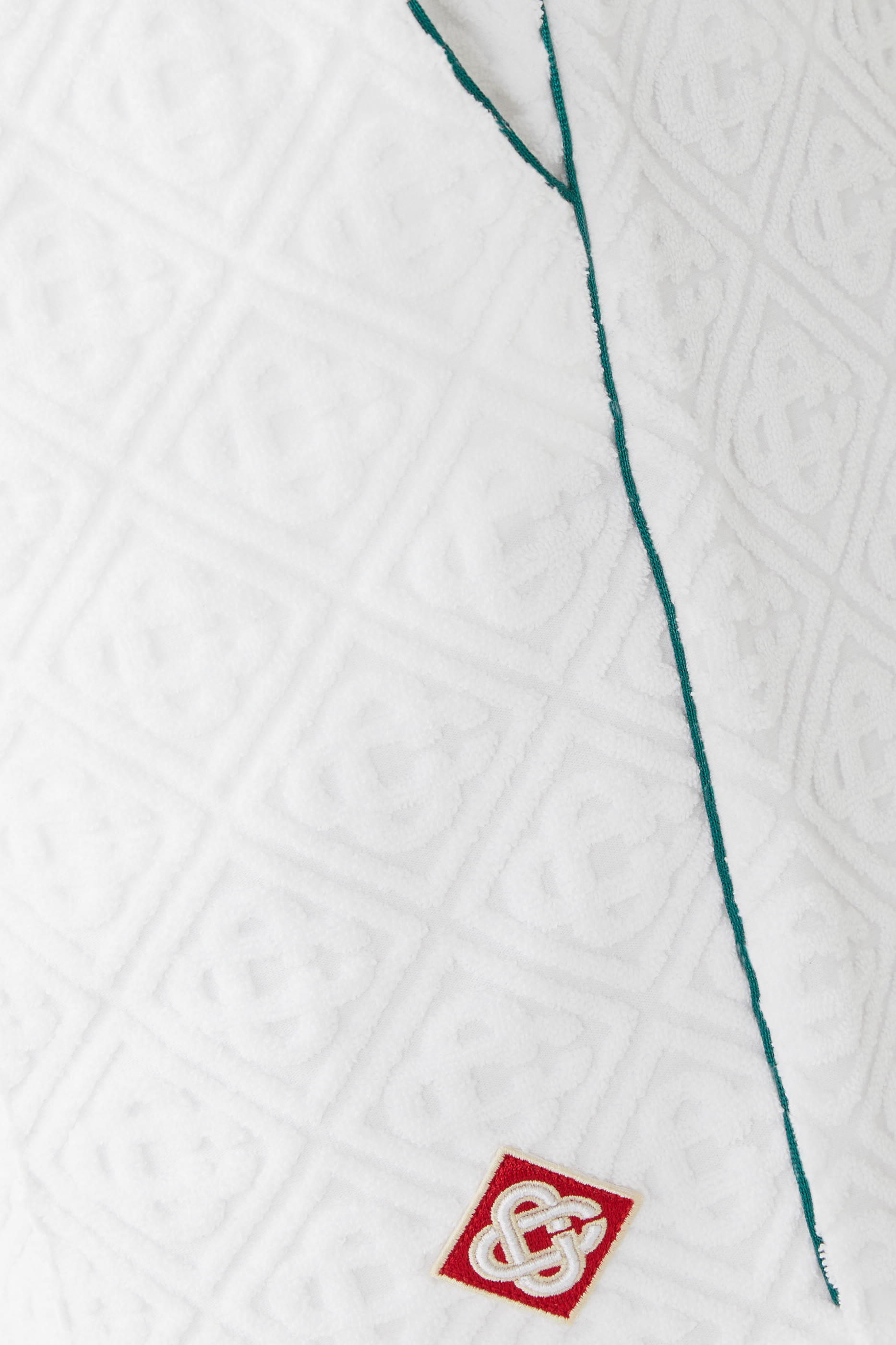 شورت بنقشة حروف شعار الماركة بملمس بارز