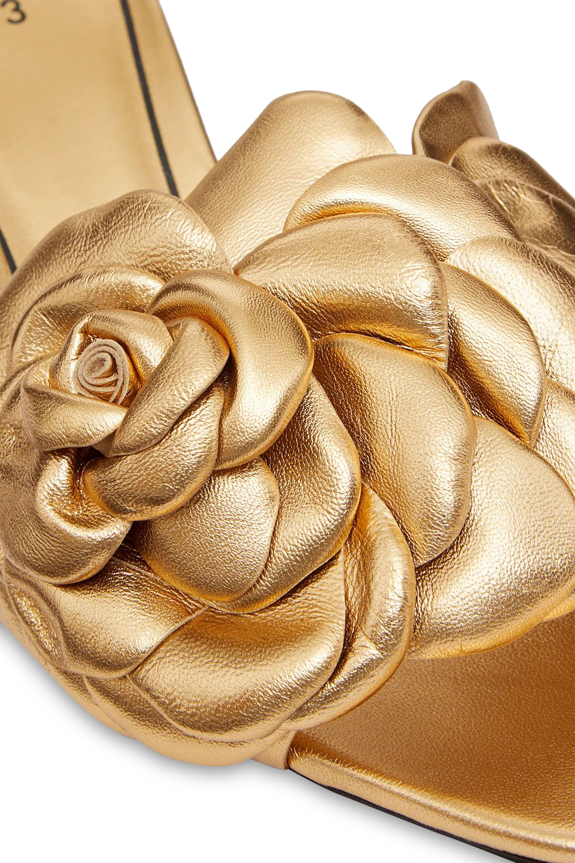 حذاء مفتوح من الخلف 55 بسير بتصميم وردة جلد