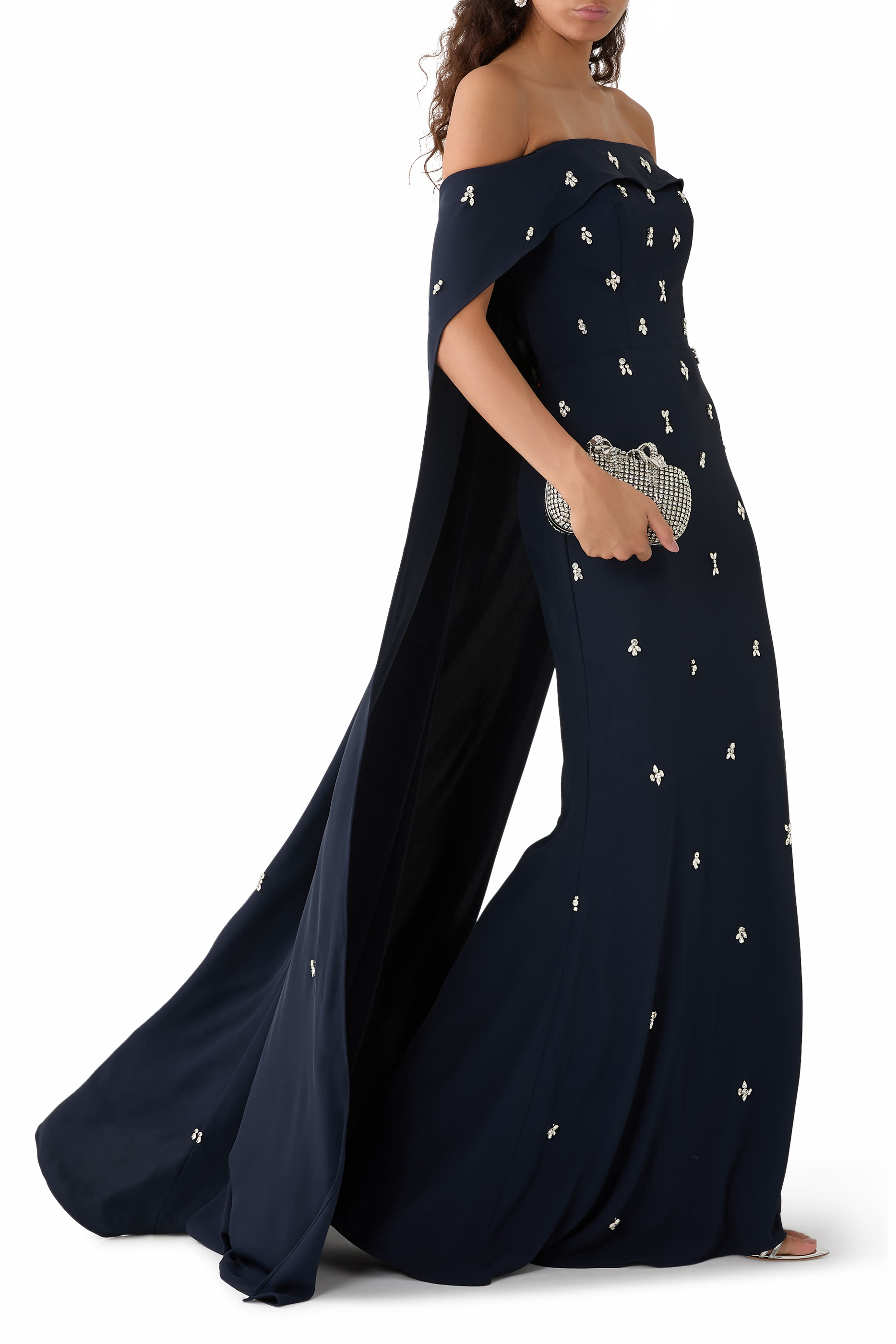 فستان بأكتاف مكشوفة وكاب