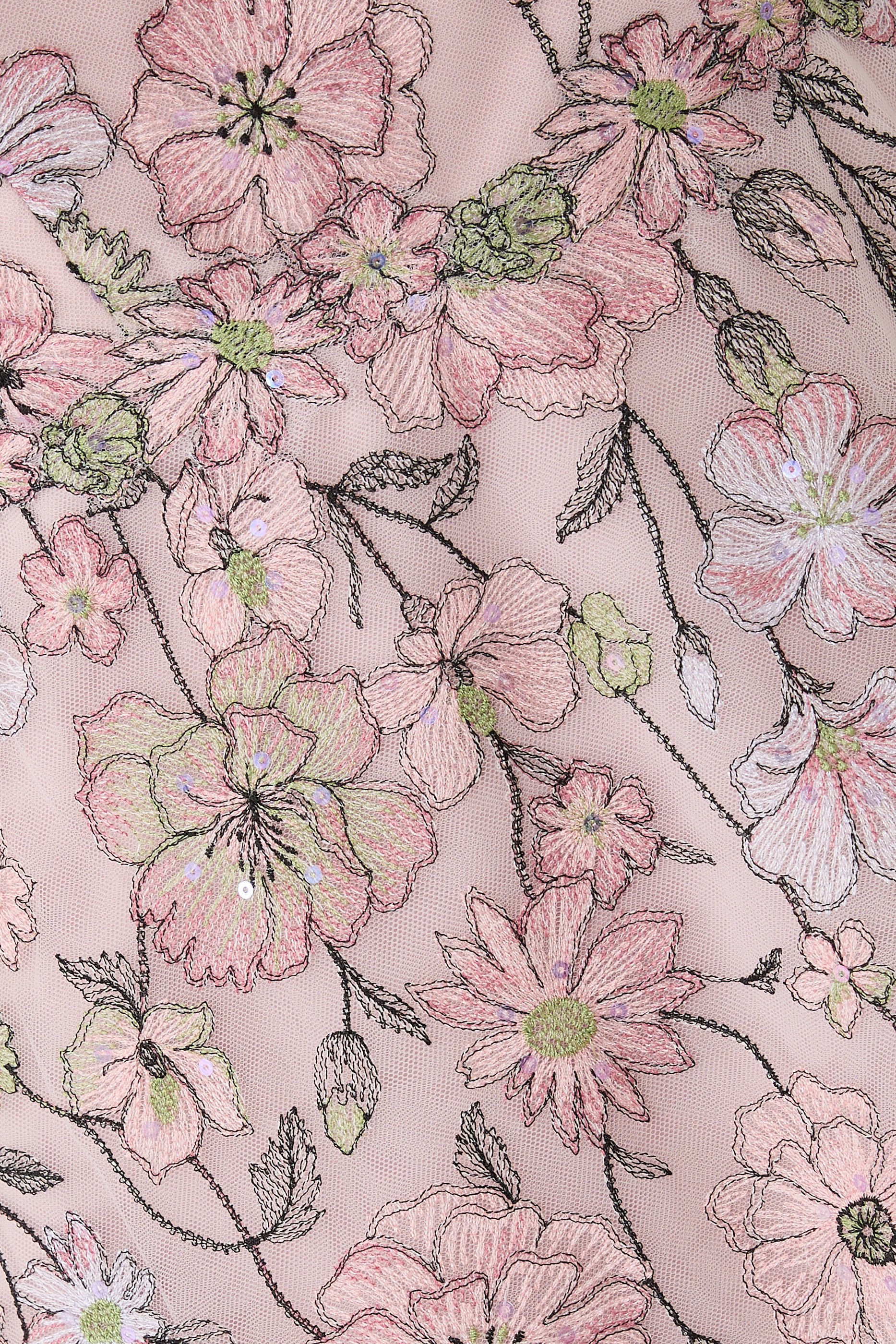 فستان سهرة بكتف مكشوف وتطريزات زهور تول