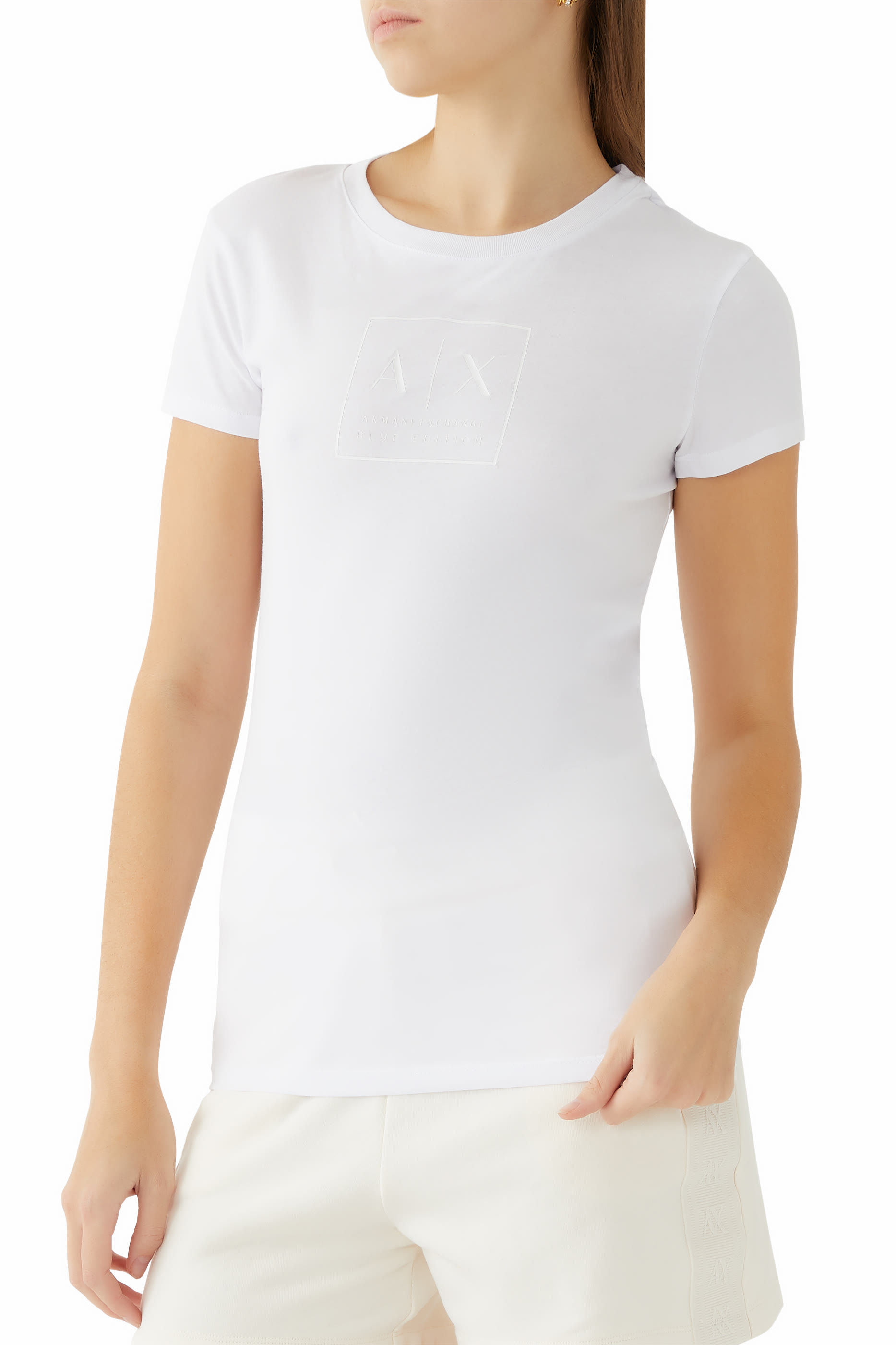 تيشيرت بقصة ضيقة وشعار الماركة