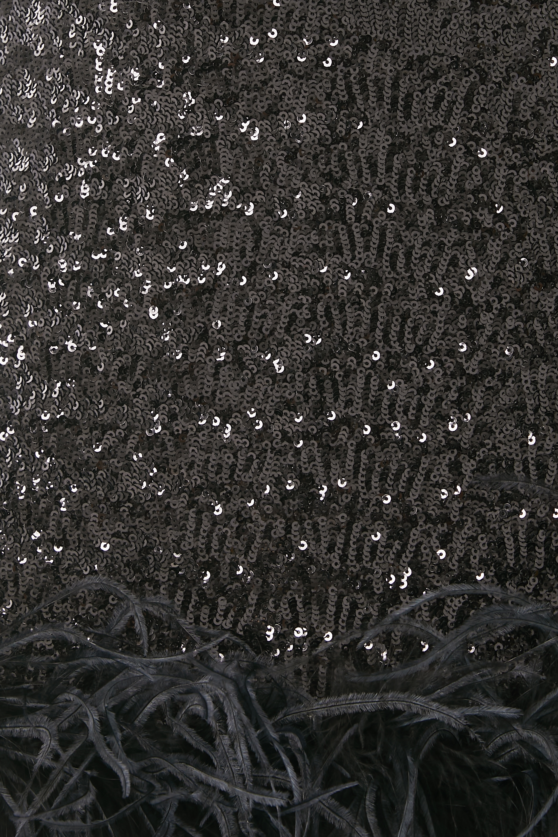 فستان سهرة بايلتس قصير برباط حول العنق وريش