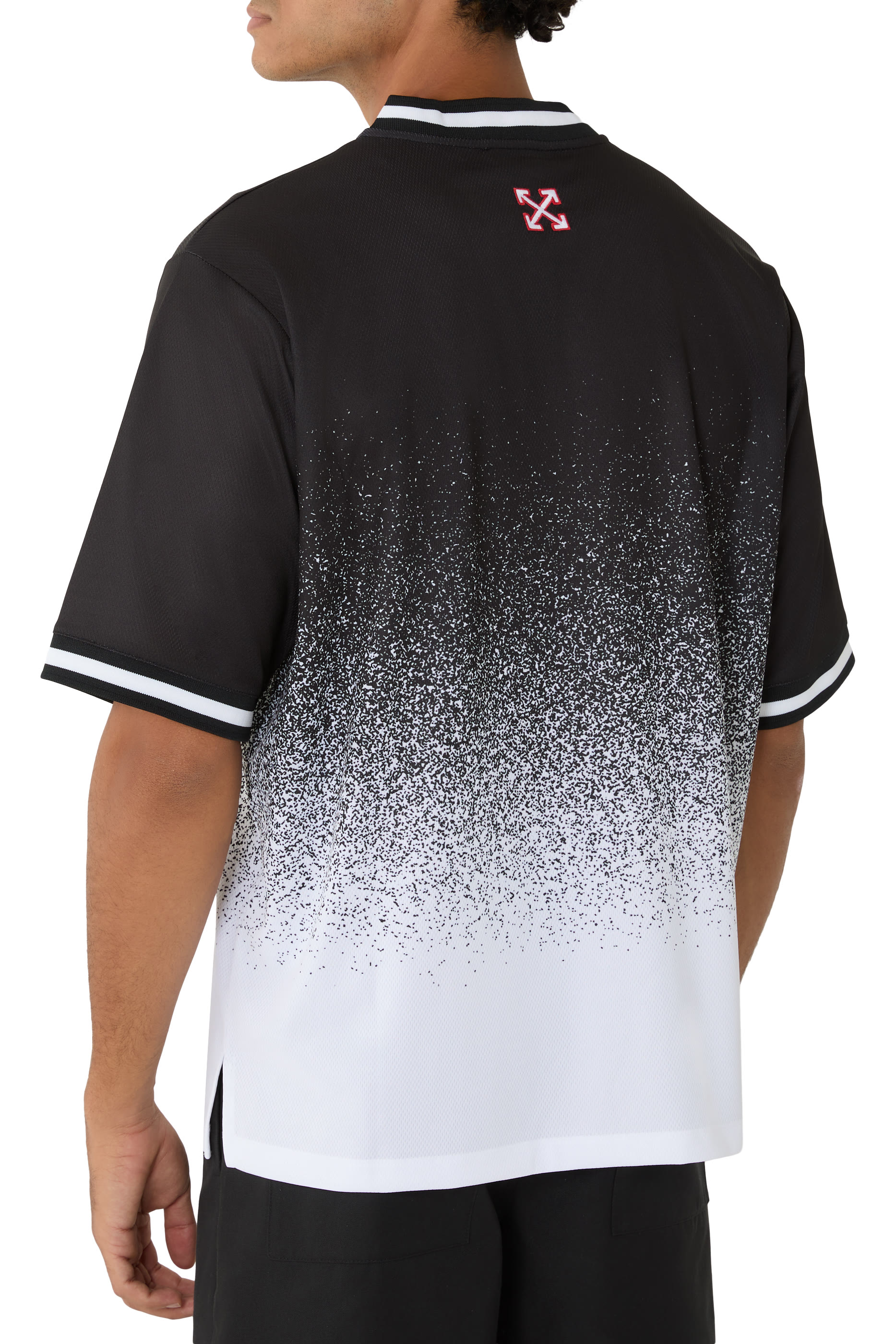 تيشيرت كرة قدم بلون متدرج ونقشة شعار الماركة بحجم كبير