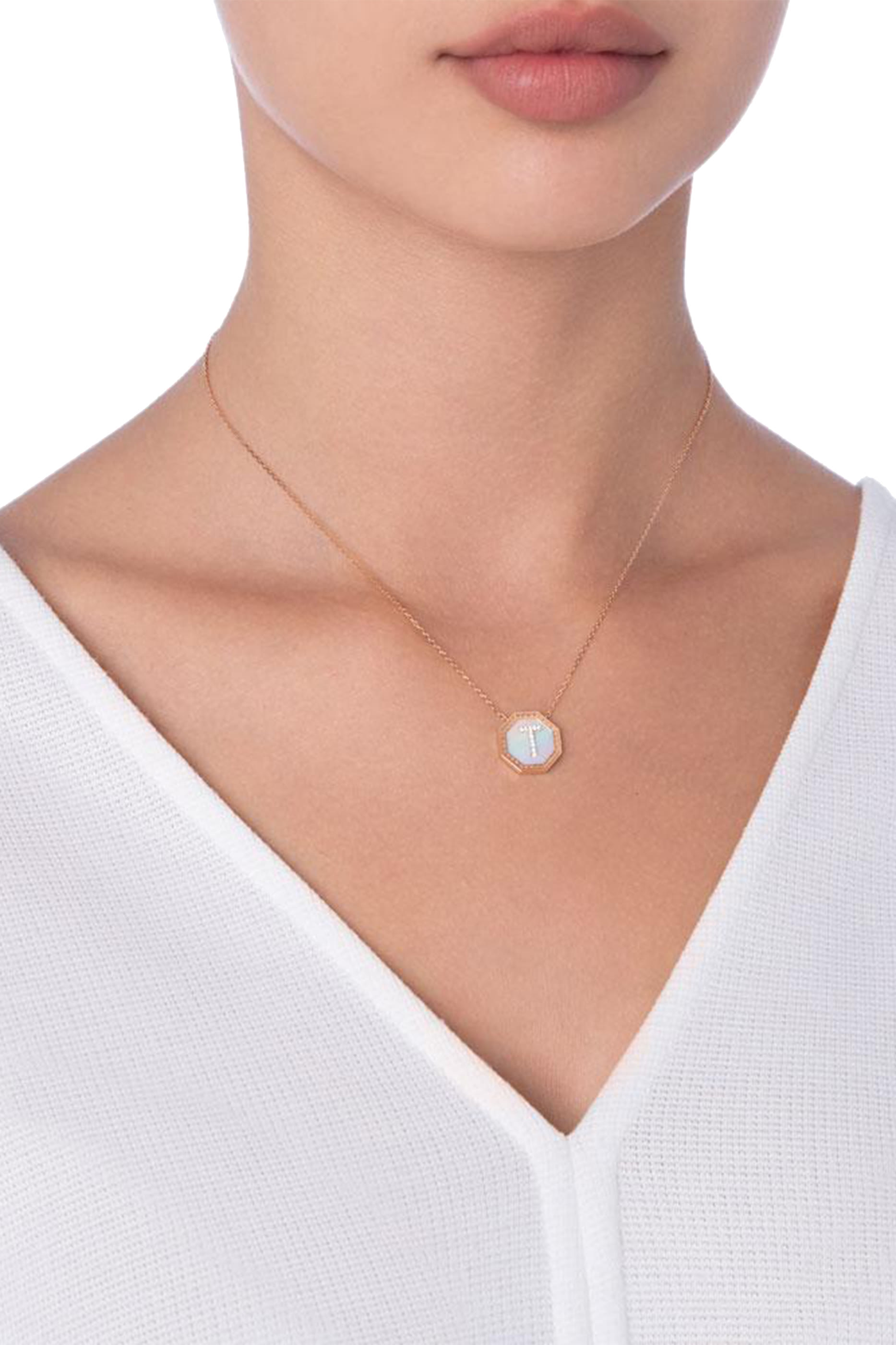 قلادة حرف تراث بدلاية بحرف مرصعة بعرق الؤلؤ والماس، ذهب وردي عيار 18