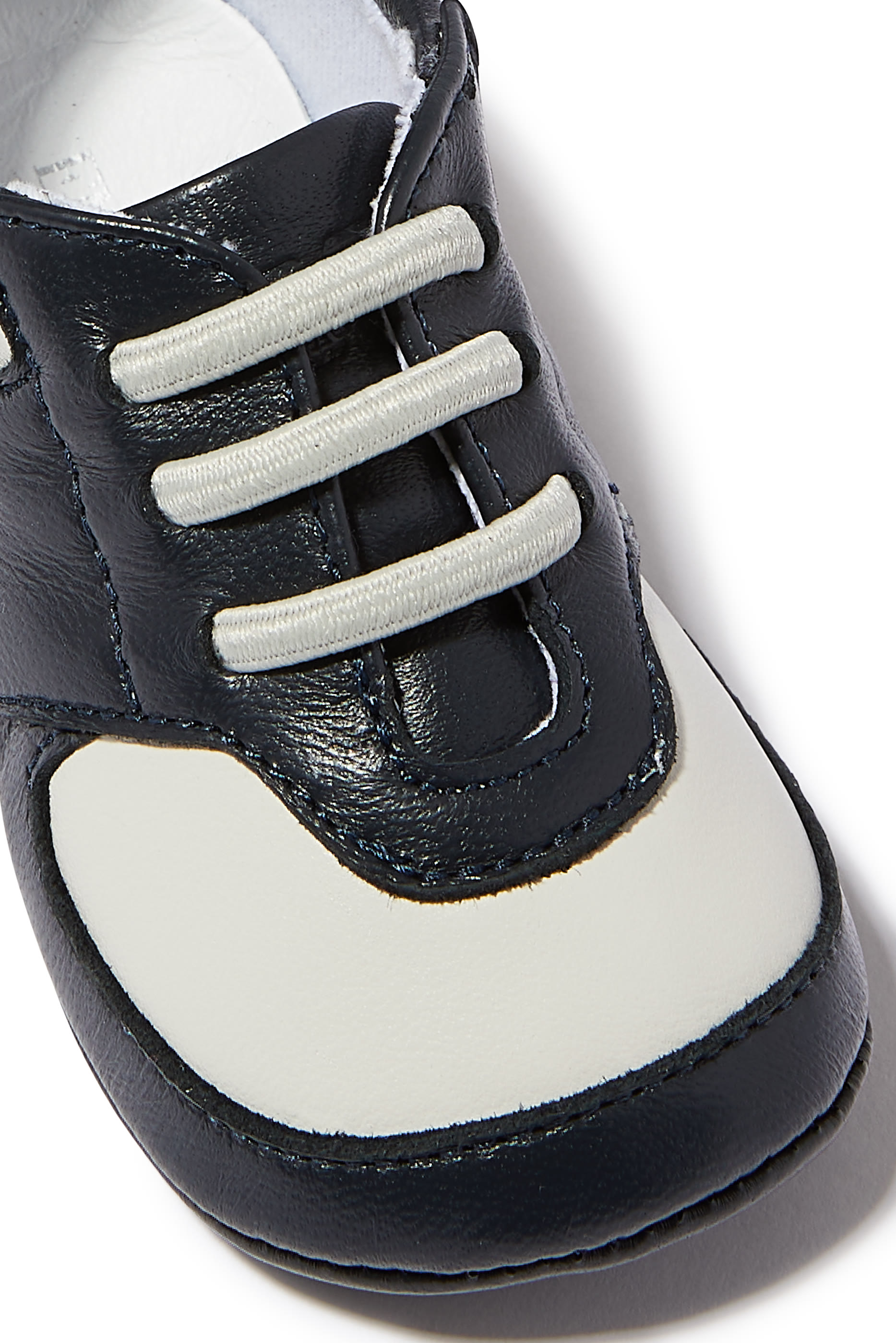 حذاء سنيكرز برباط مزدوج اللون