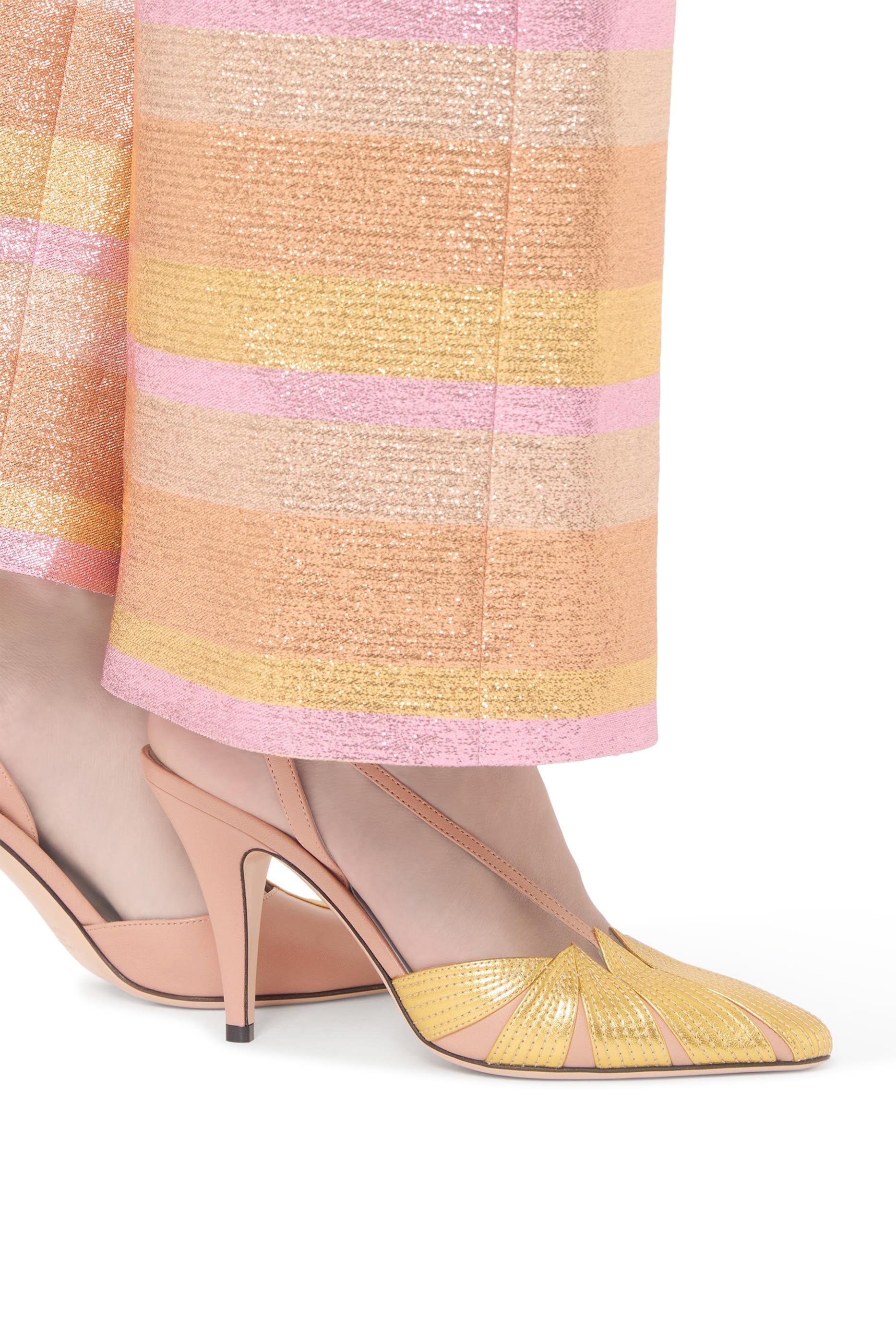 حذاء بسير خلفي 80 مزين بشعار الماركة