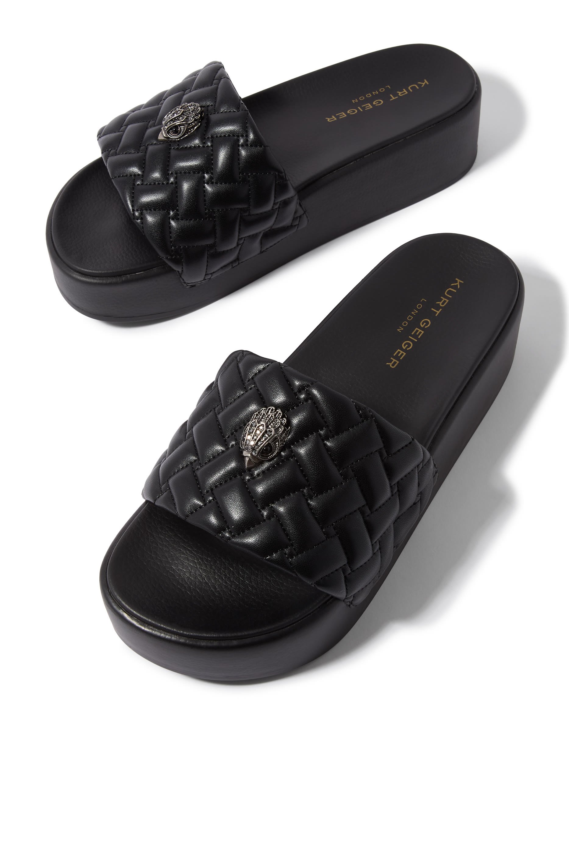 حذاء خفيف مينا بنعل سميك وحلية شعار الماركة