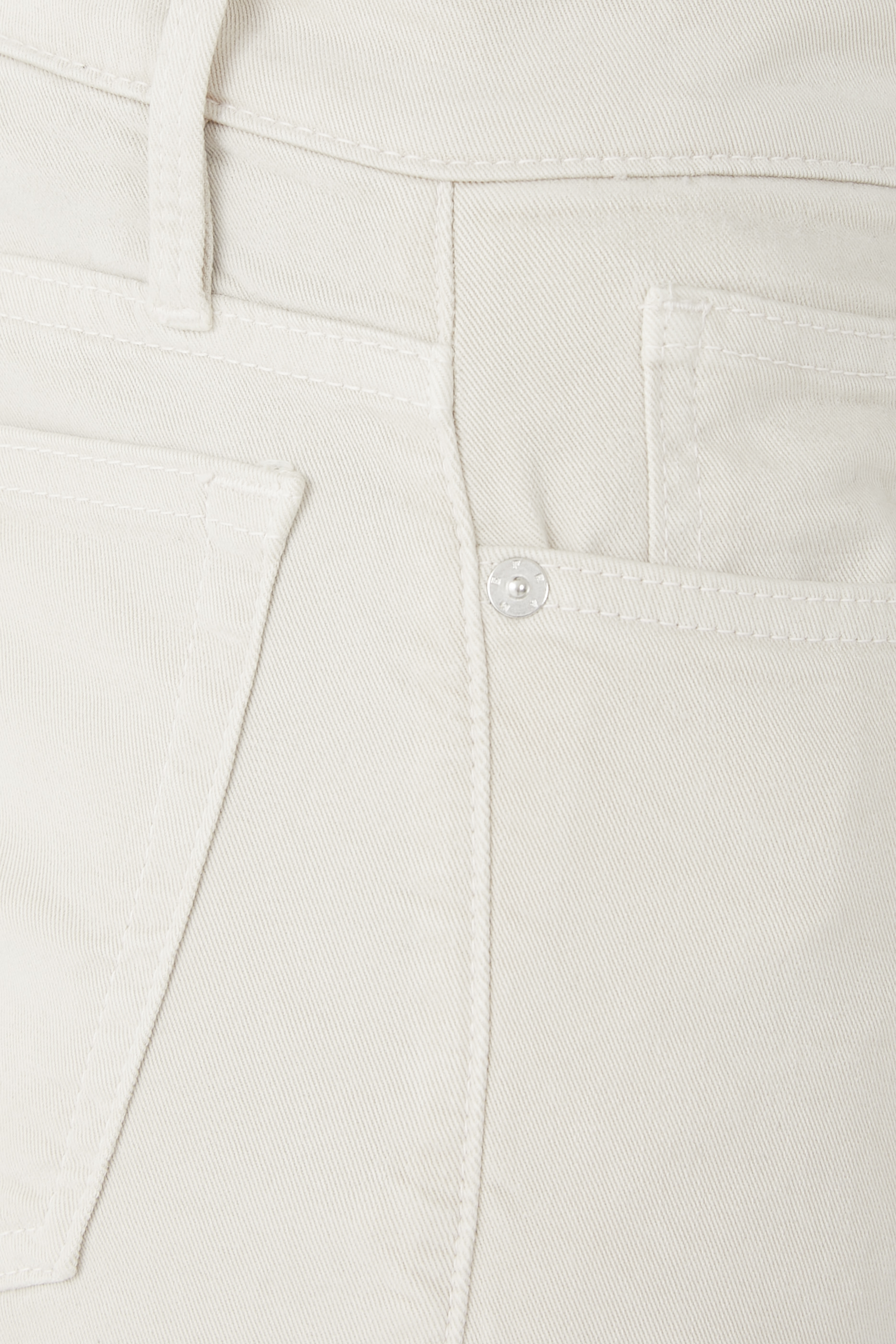 بنطال جينز لوم بقصة ضيقة