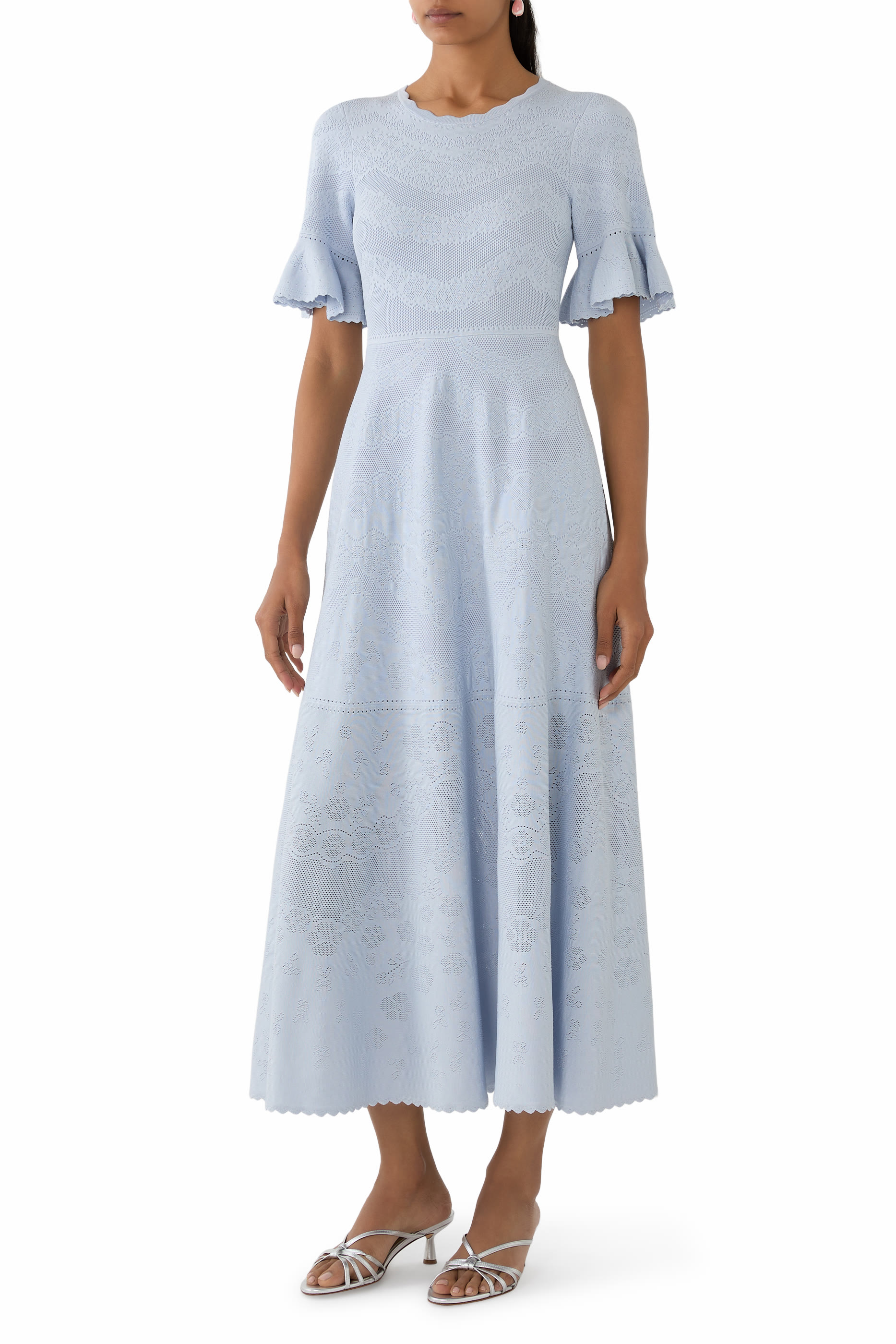 فستان سهرة منسوج بحواف صدفية من دانتيل وبونتيل 