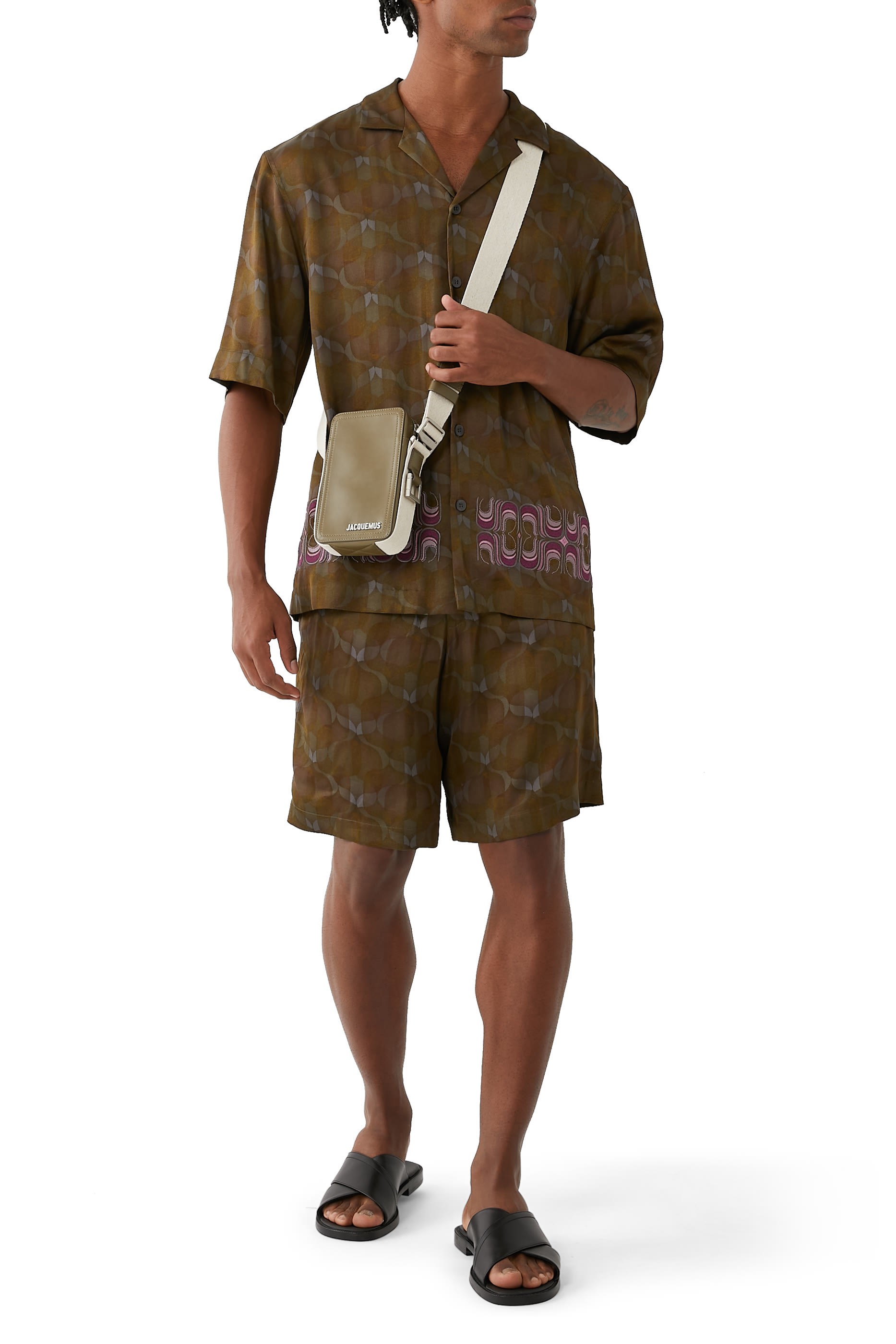 قميص بقصة مربعة بتطريزات