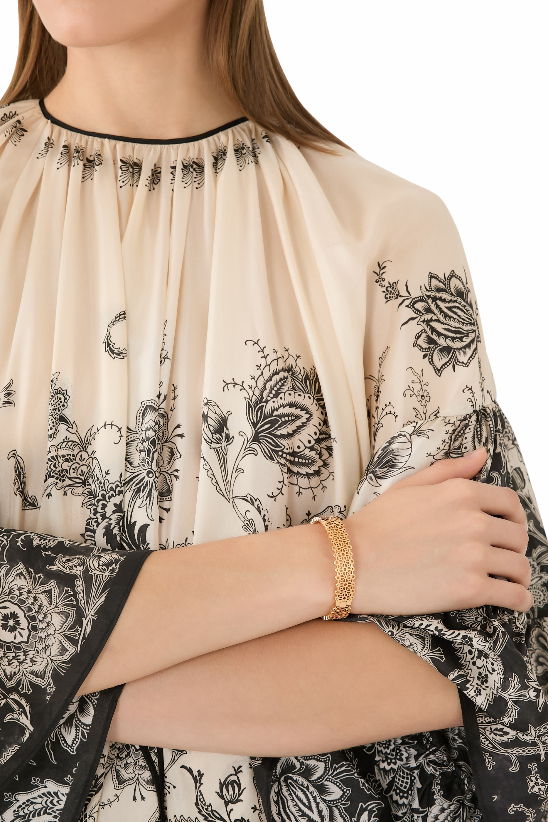 سوار رفيع بفتحات وزهور بالشكل البستوني