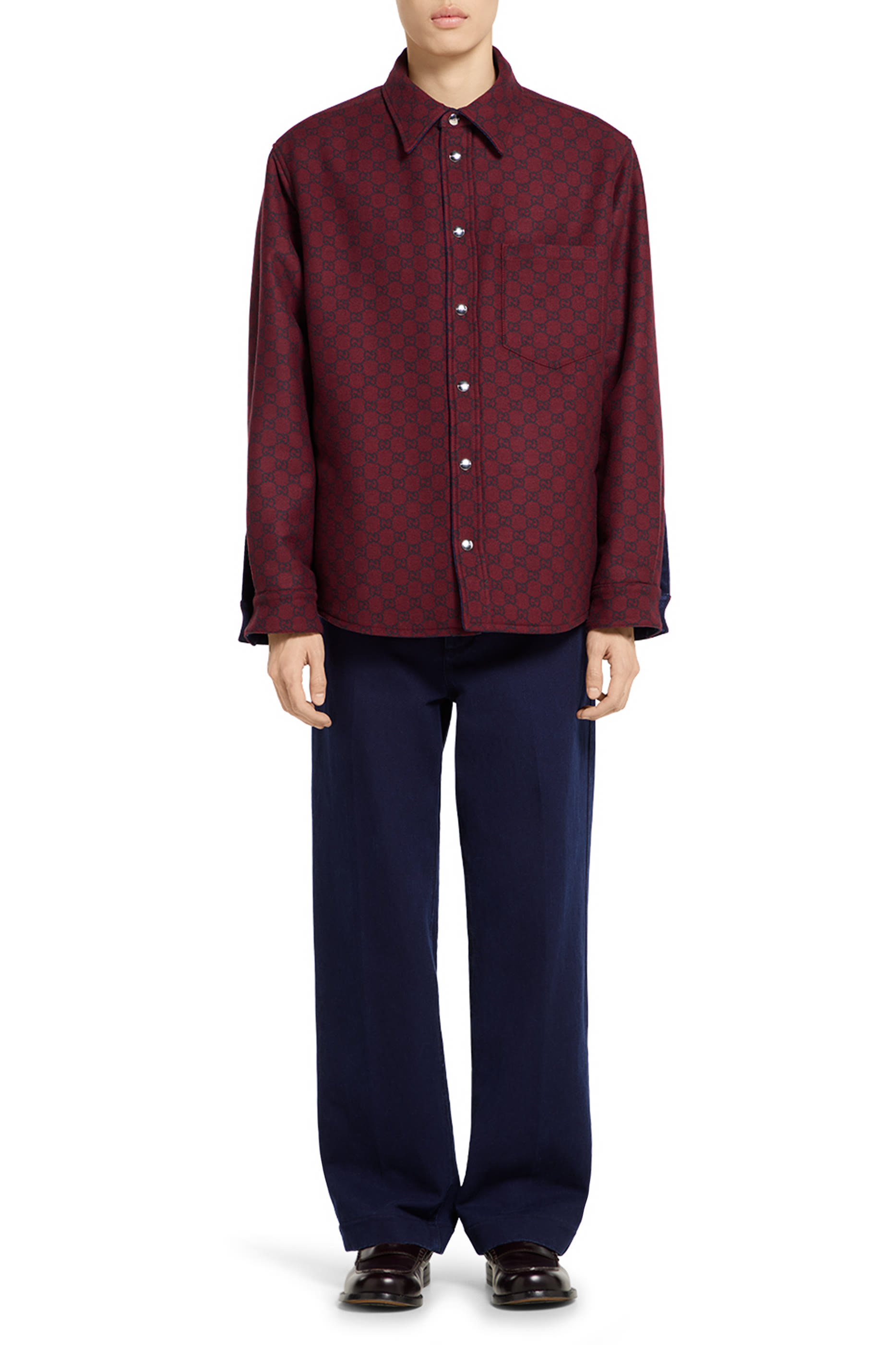 بنطال بشعار الماركة دنيم باهت