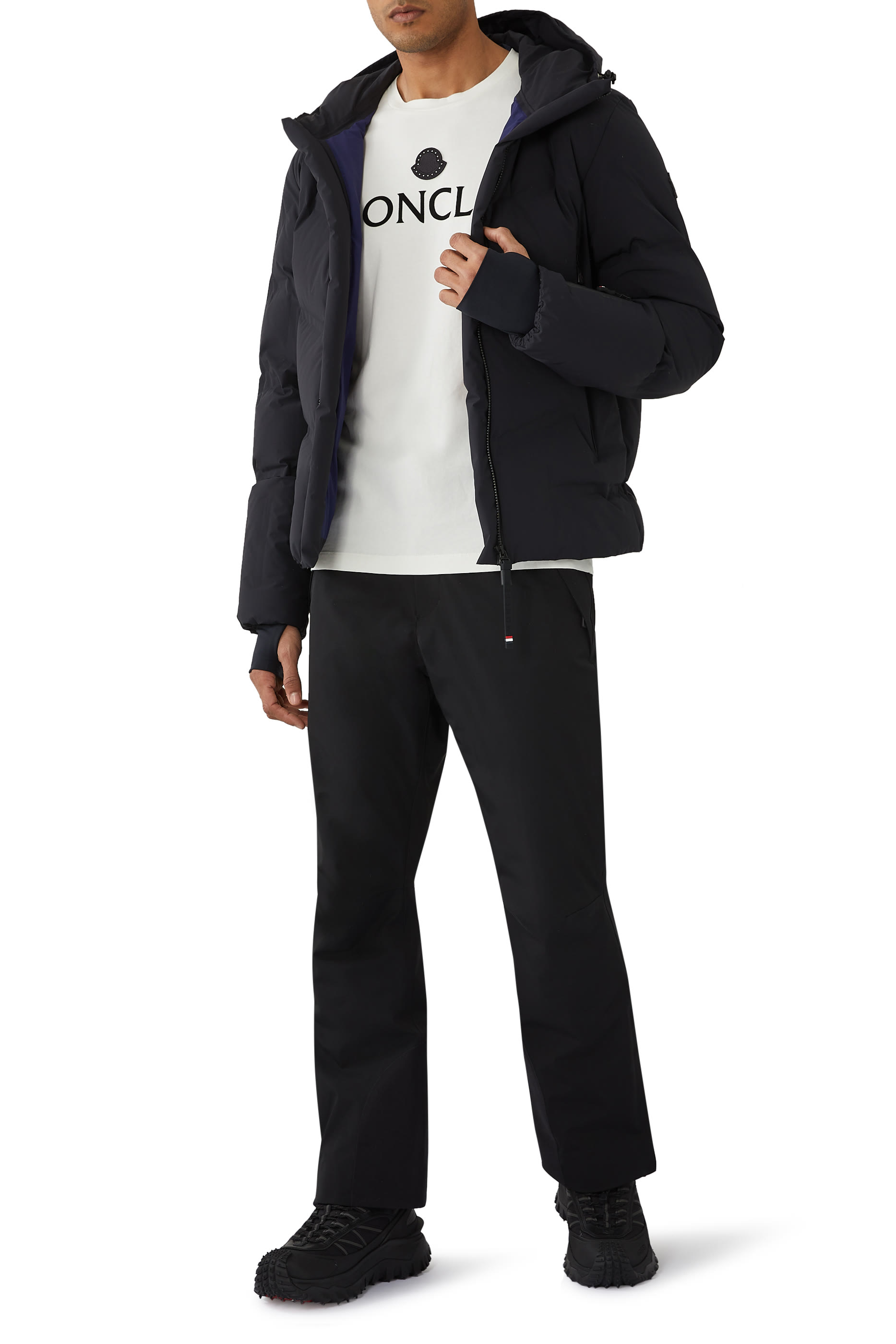 تيشيرت مونكلر بطبعة شعار الماركة وتصميم ملتوي