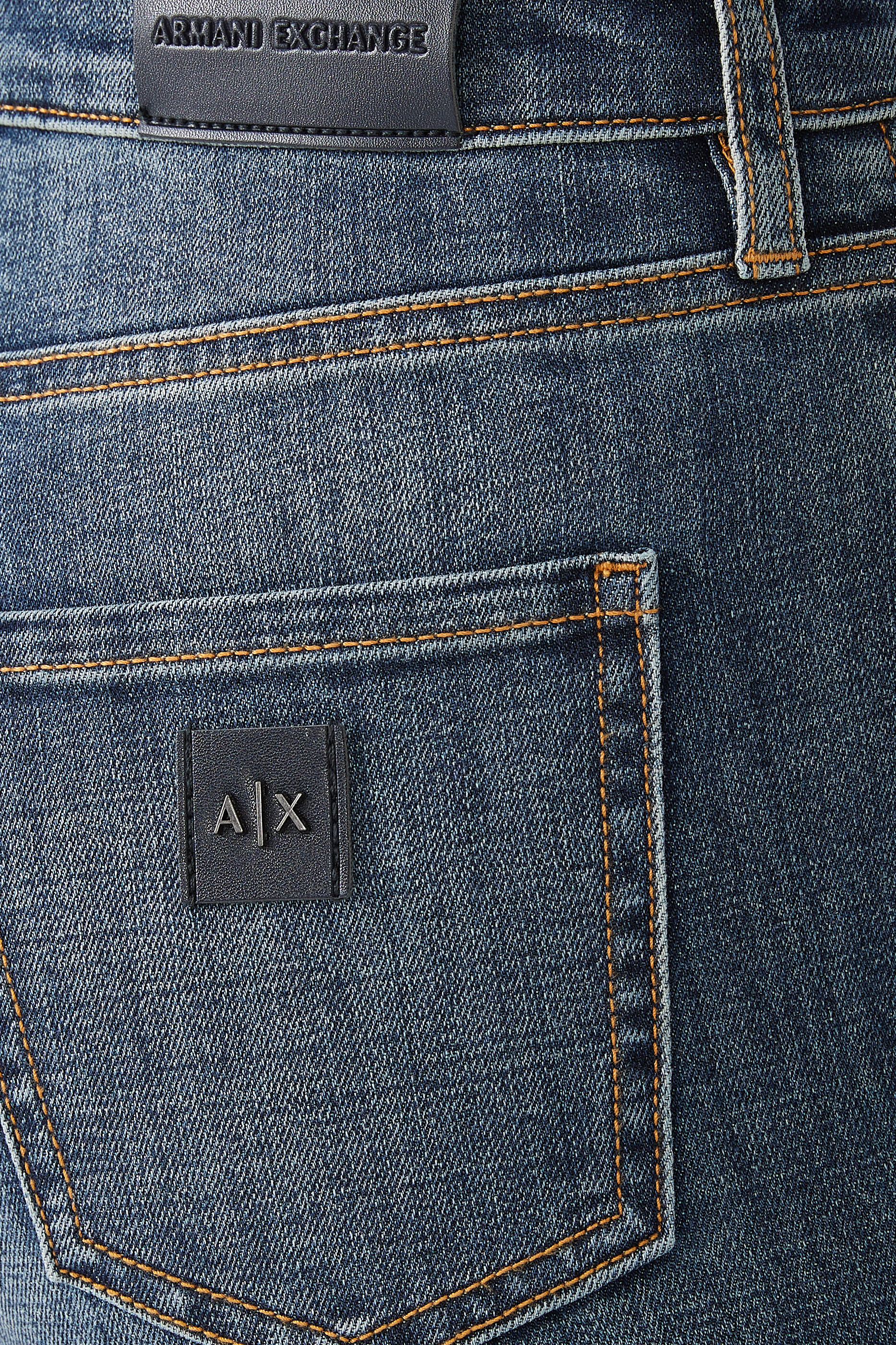 بنطال جينز بقصة ضيقة