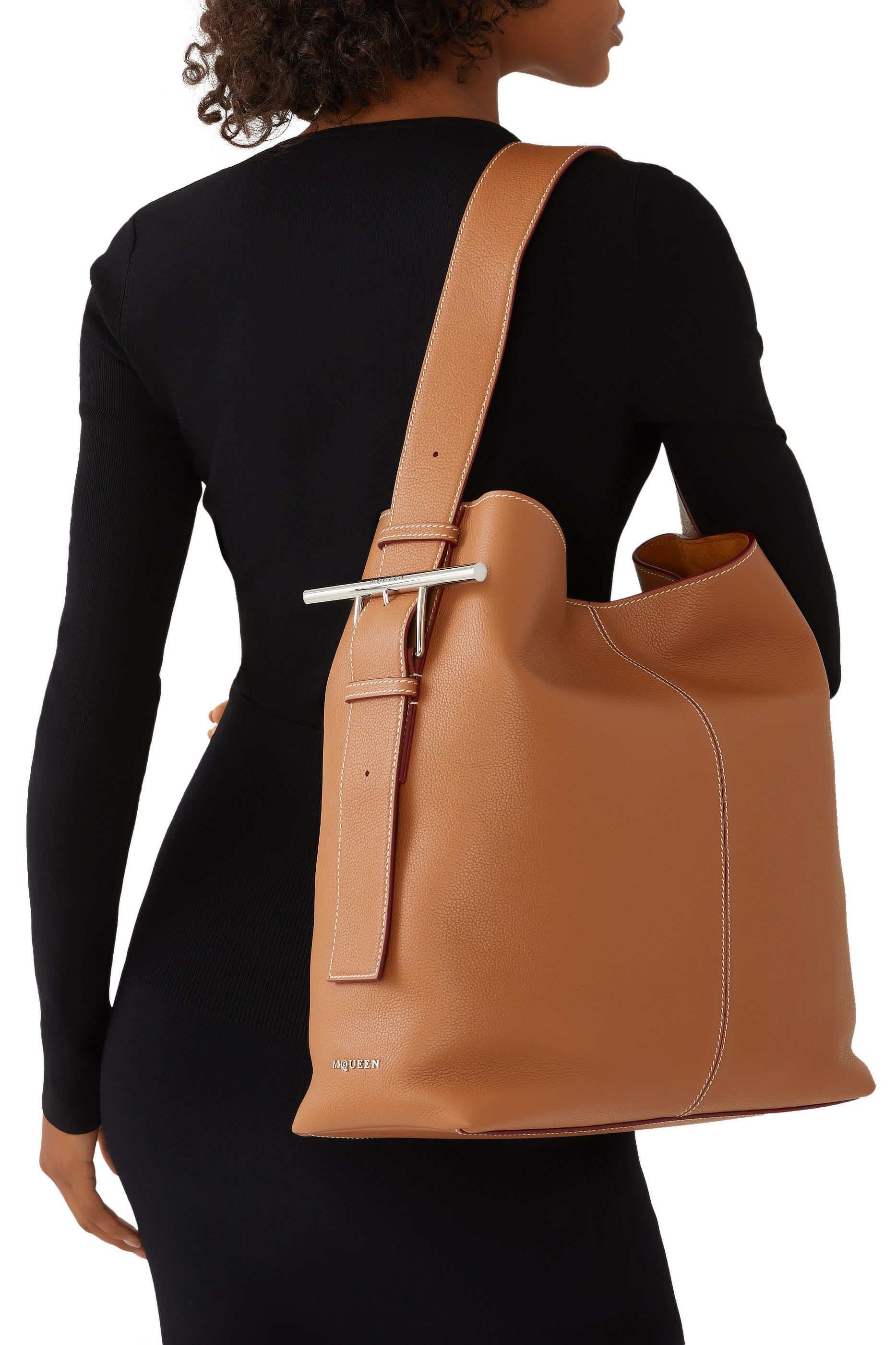 حقيبة كتف سلينغ بحلية بتصميم حرف T