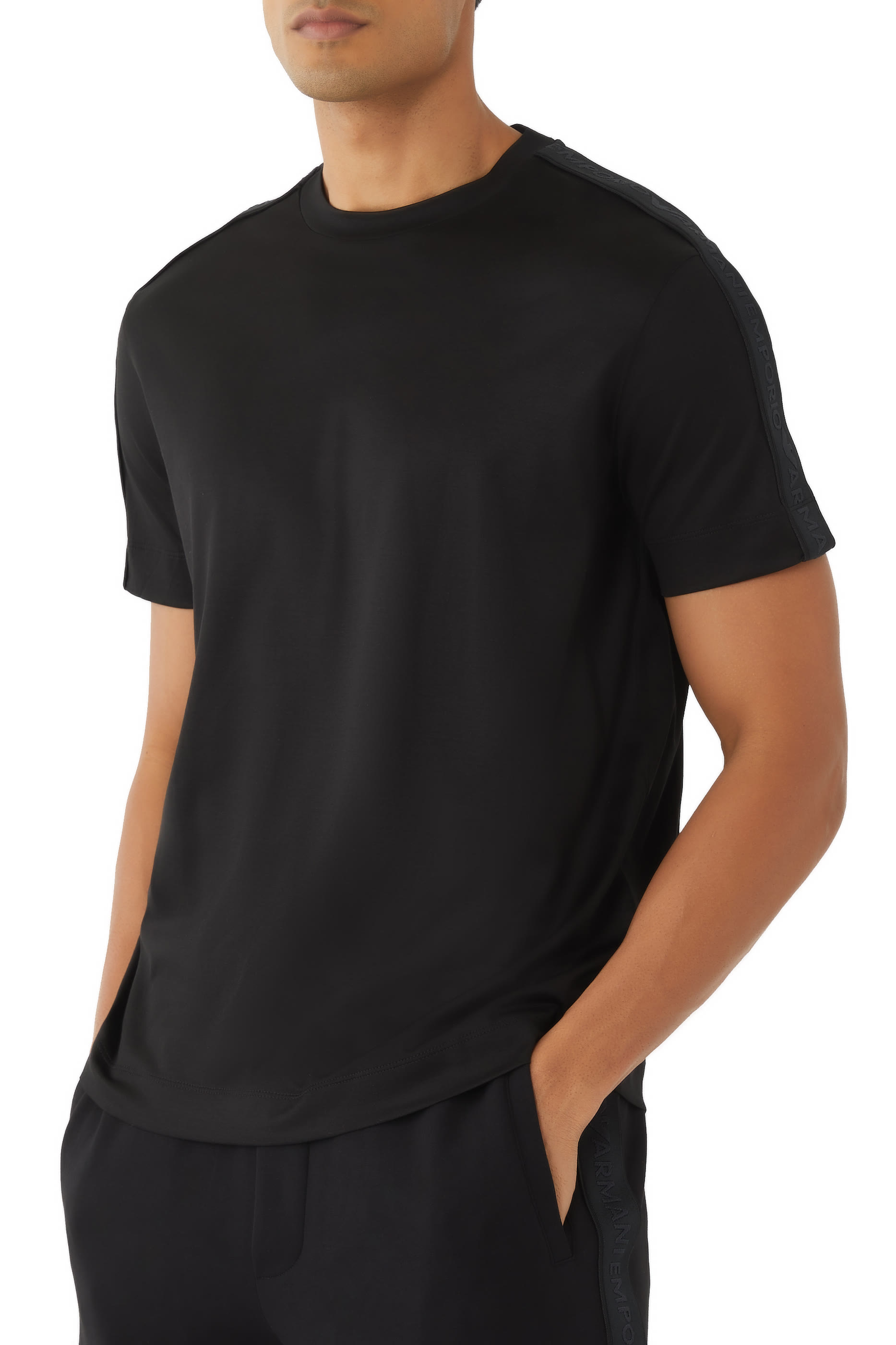 تيشيرت بشريط بشعار الماركة