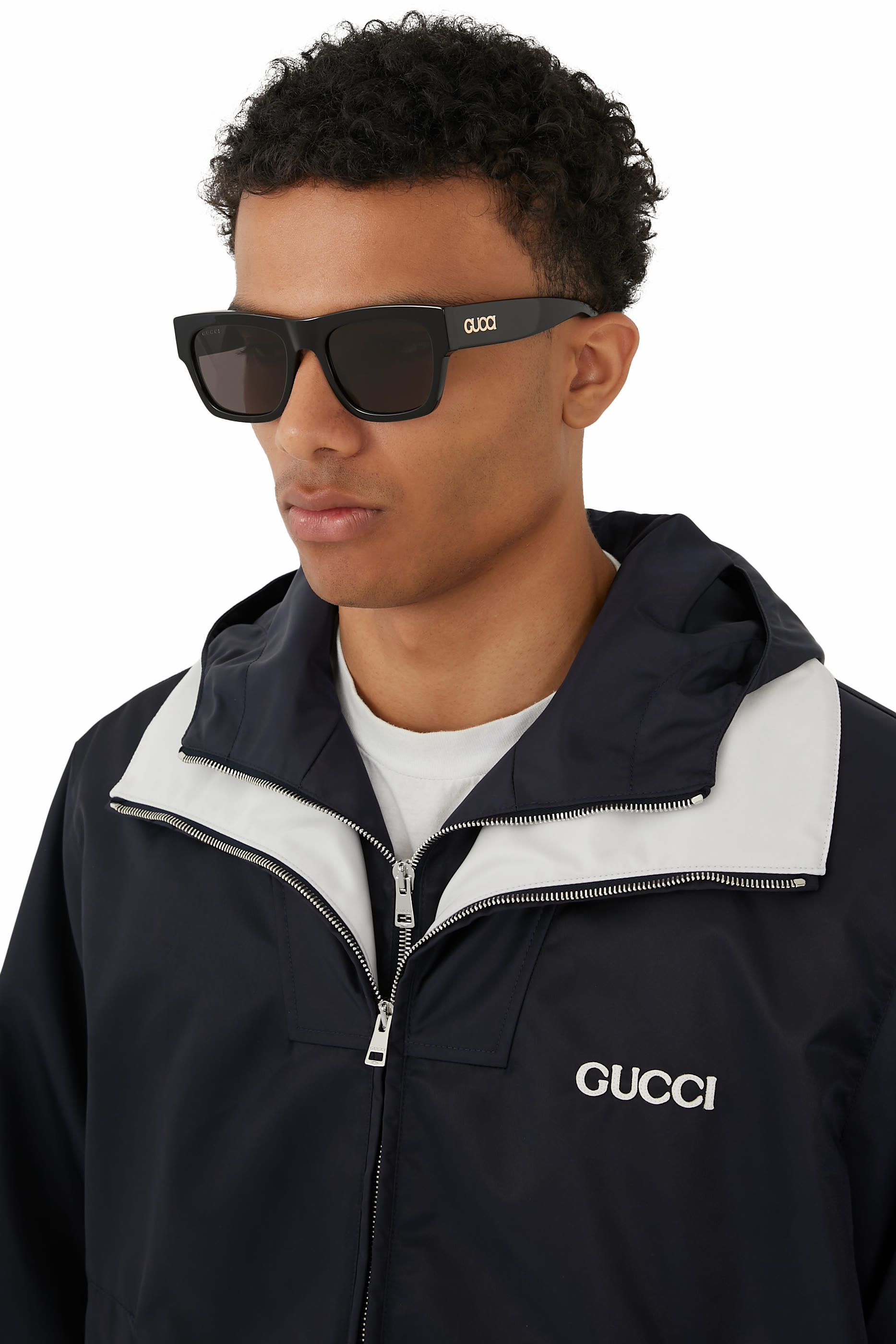 نظارة شمسية بإطار مربع وشعار الماركة