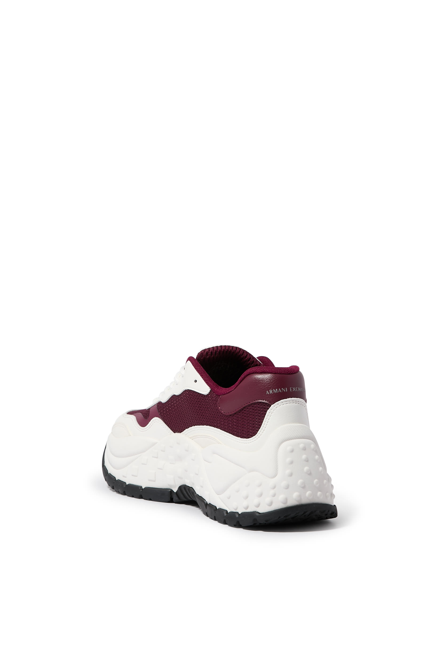 سنيكرز بنعل سميك وشعار الماركة