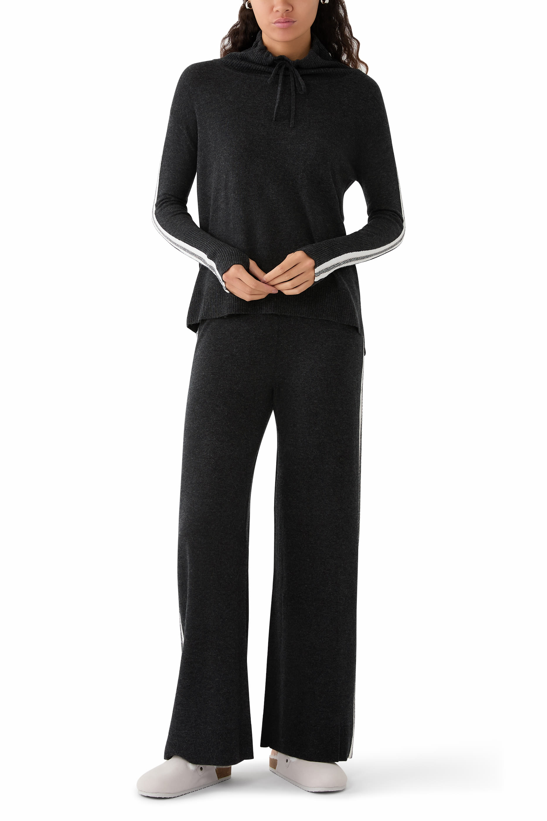 كنزة بياقة عالية وخطوط كشمير