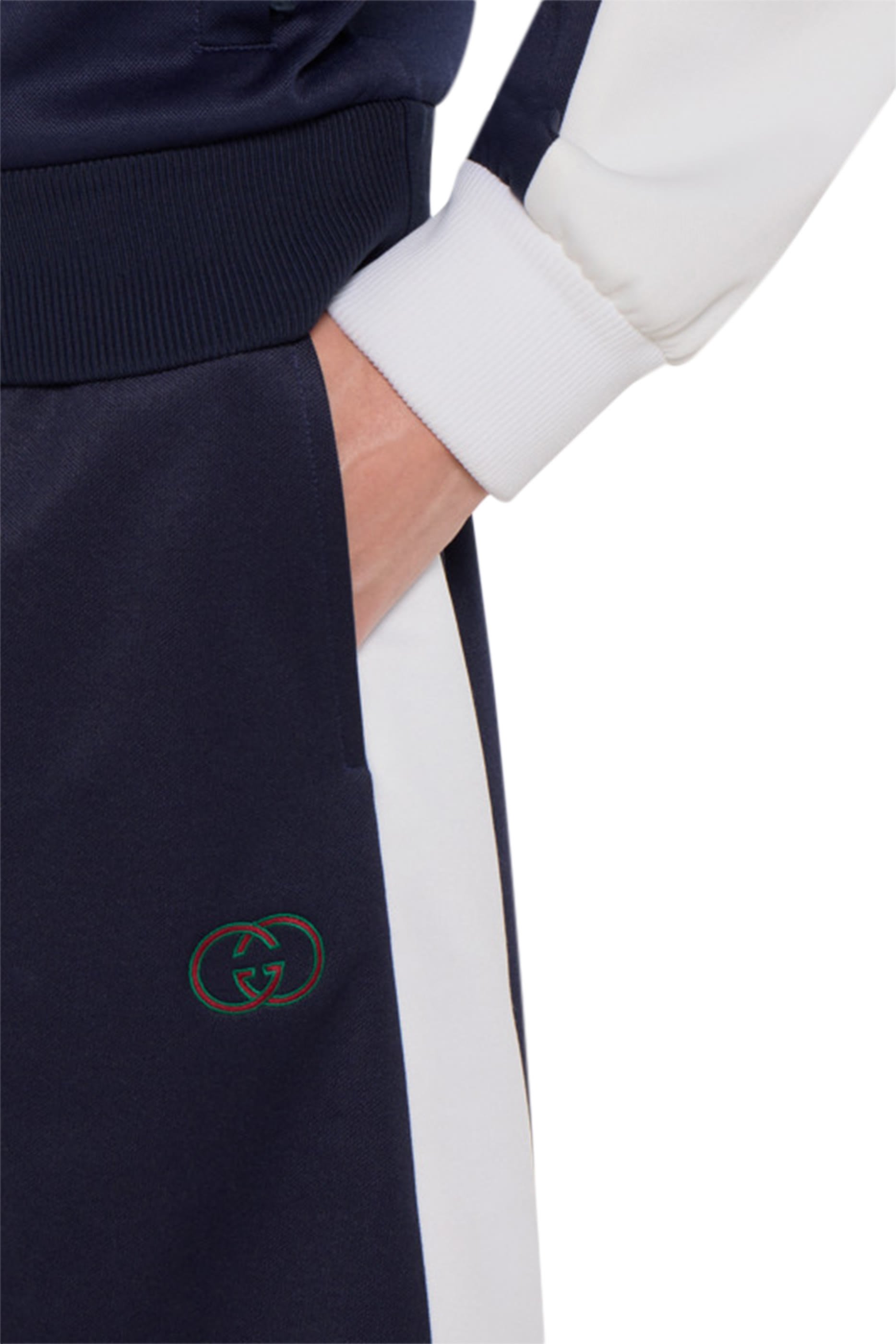 شورت مطرز بشعار الماركة جيرسيه معالج