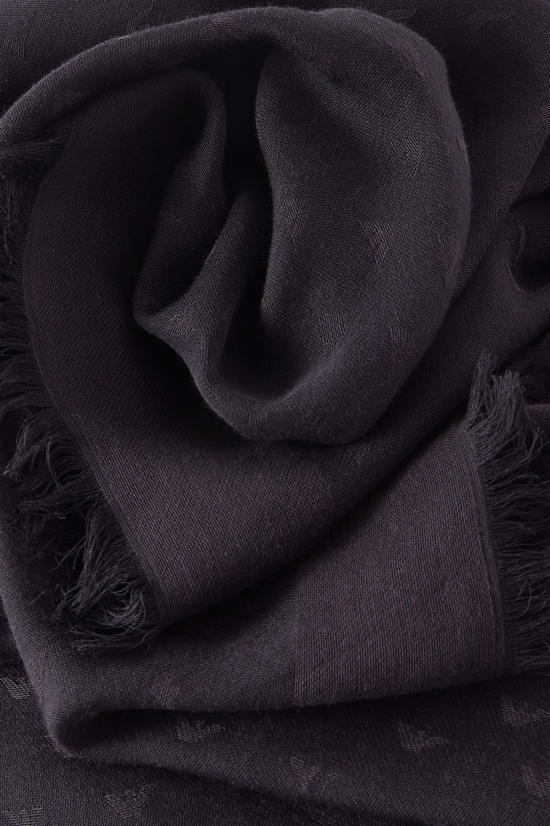 وشاح مزين كليا بشعار الماركة