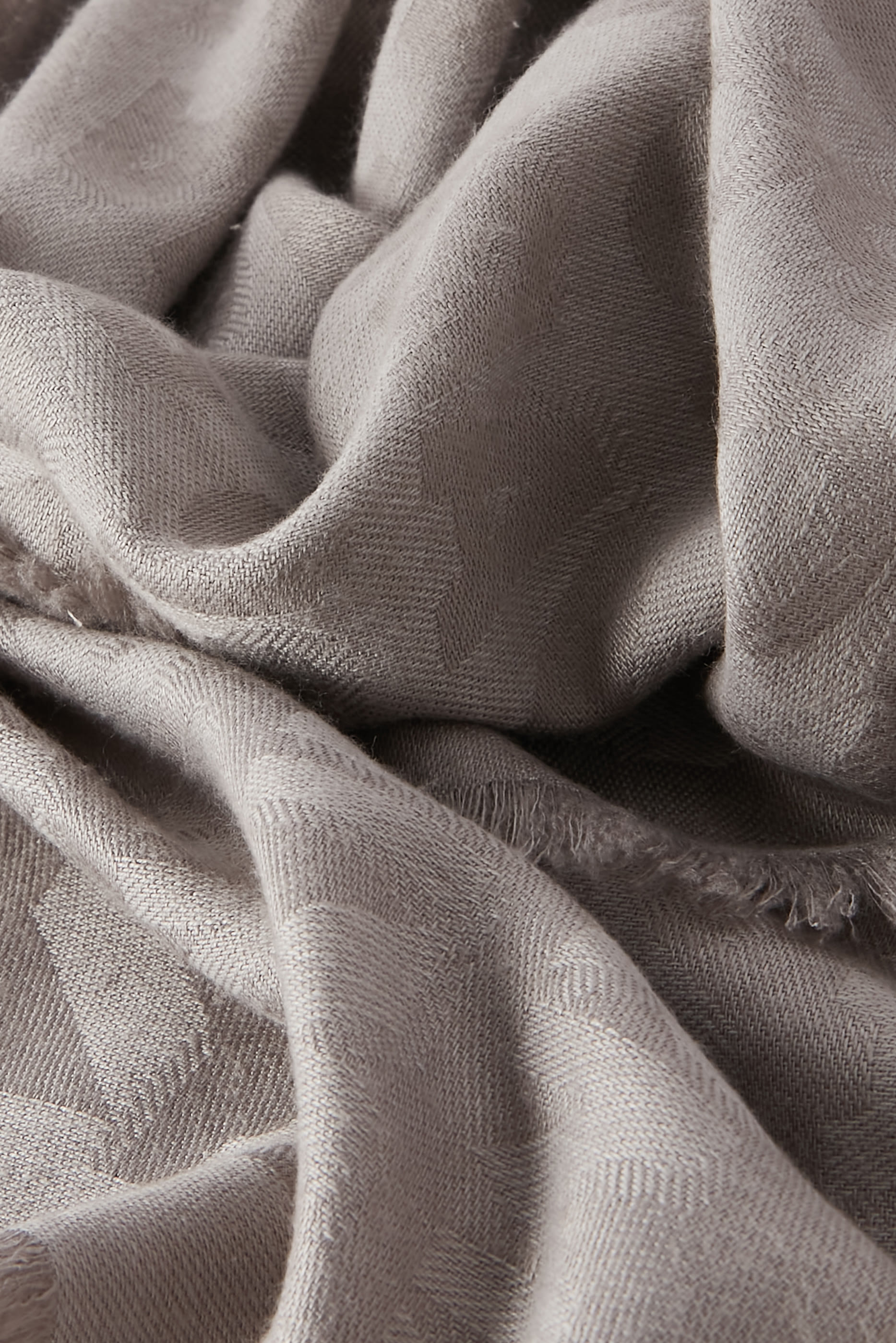 وشاح بنقشة شعار الماركة