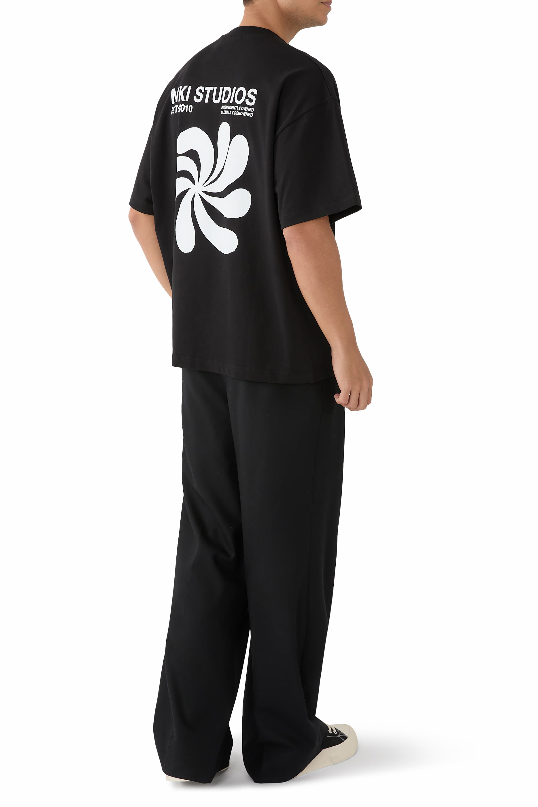 تيشيرت ام كيه اي بنقشة تجريدية