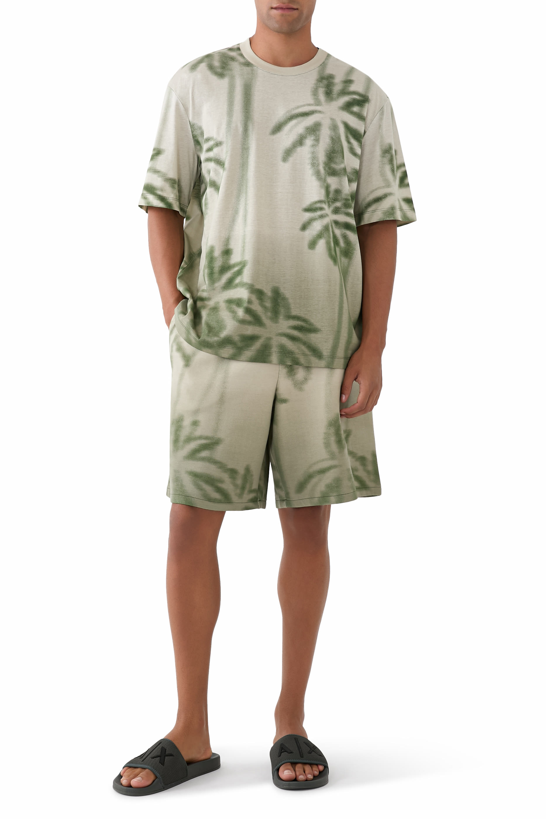 صندل ميكونوس بنعل مسطح وشعار الماركة