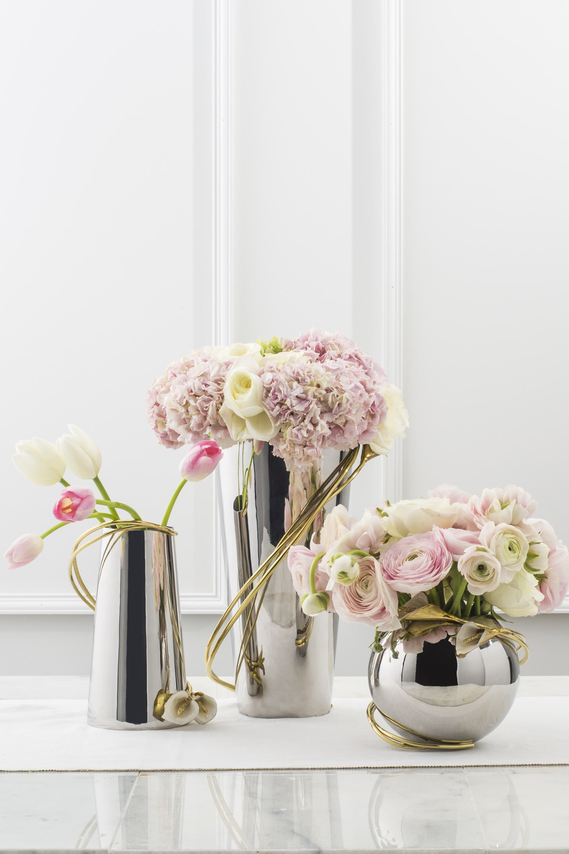 مزهرية كبيرة مزينة بزهرة الكالا